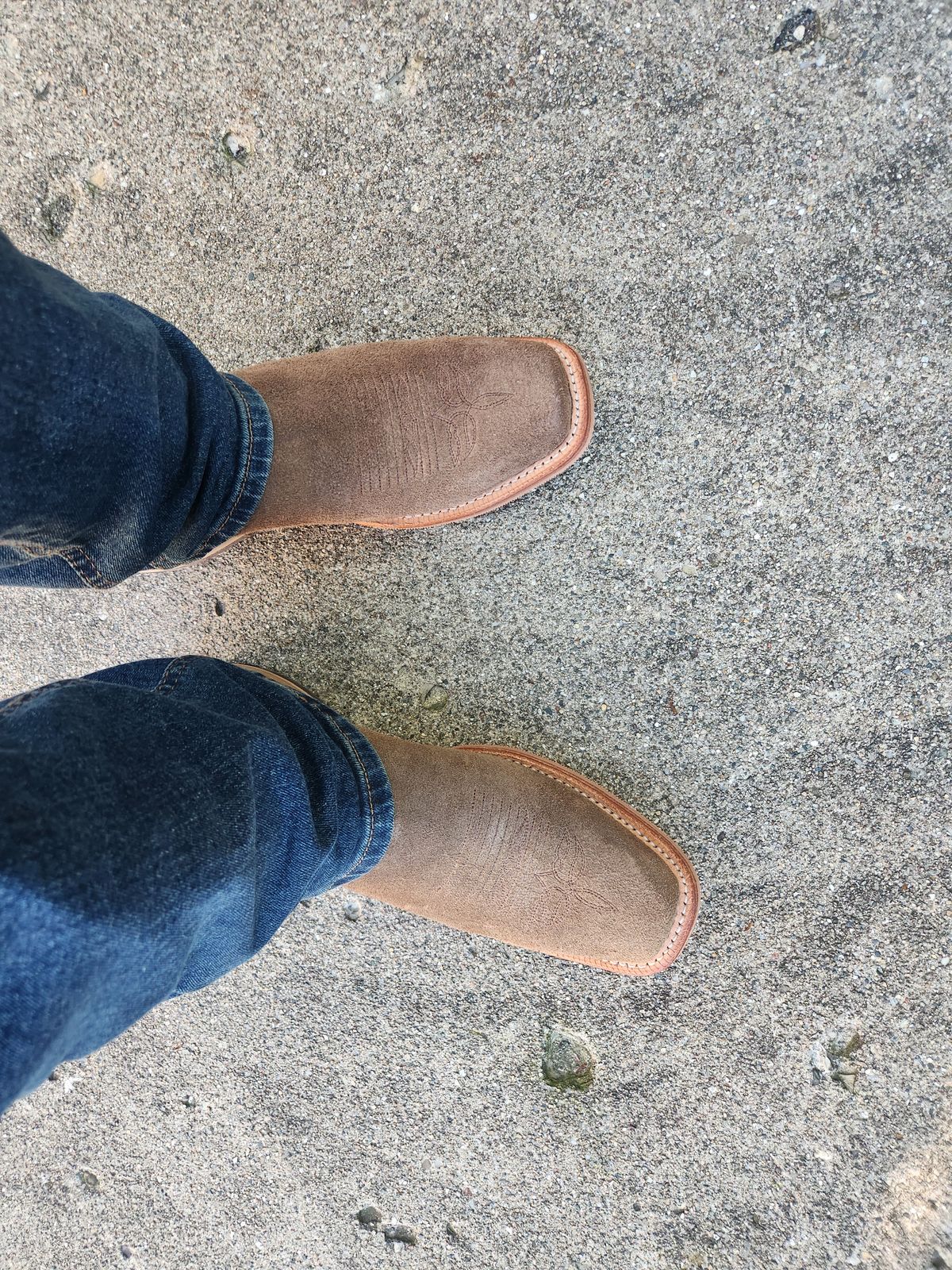 Photo by jhowk3209 on April 19, 2026 of the Justin Fergus in Chocolate Brown Roughout.