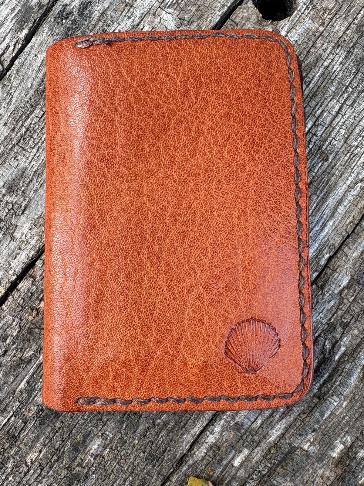 Photo by DWool on November 5, 2025 of the Self-Made Leather Gallery Card Holder in Italian Chrome Tan.