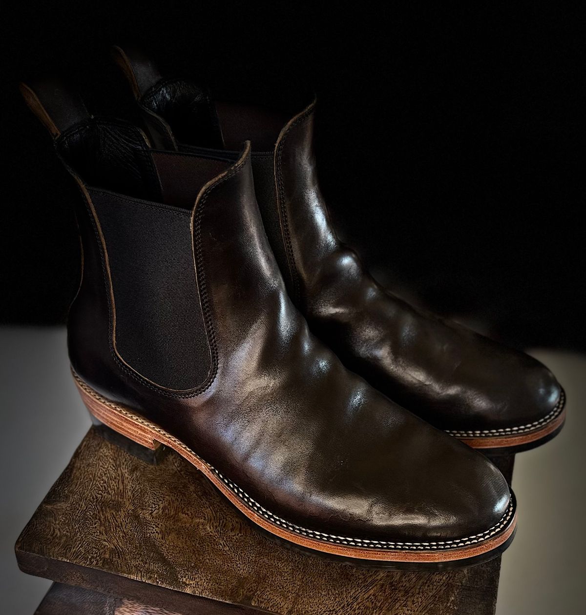 Photo by BamaBoyinTx on February 15, 2026 of the Fortis Boots Wholecut Chelsea in Maryam Black Horsebutt.