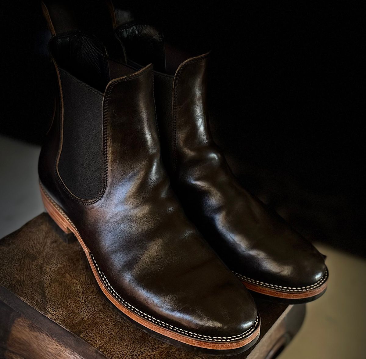 Photo by BamaBoyinTx on February 15, 2026 of the Fortis Boots Wholecut Chelsea in Maryam Black Horsebutt.
