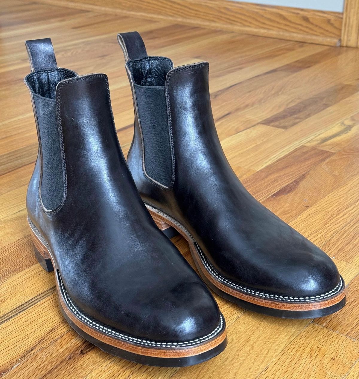 Photo by BamaBoyinTx on February 14, 2026 of the Fortis Boots Wholecut Chelsea in Maryam Black Horsebutt.