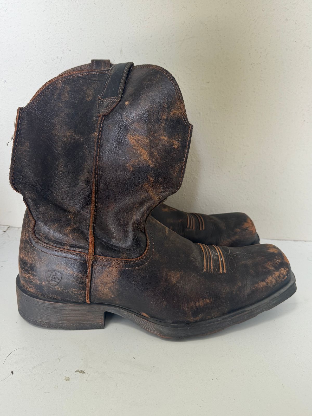 Photo by BamaBoyinTx on May 27, 2024 of the Ariat Rambler in Unknown Leather.