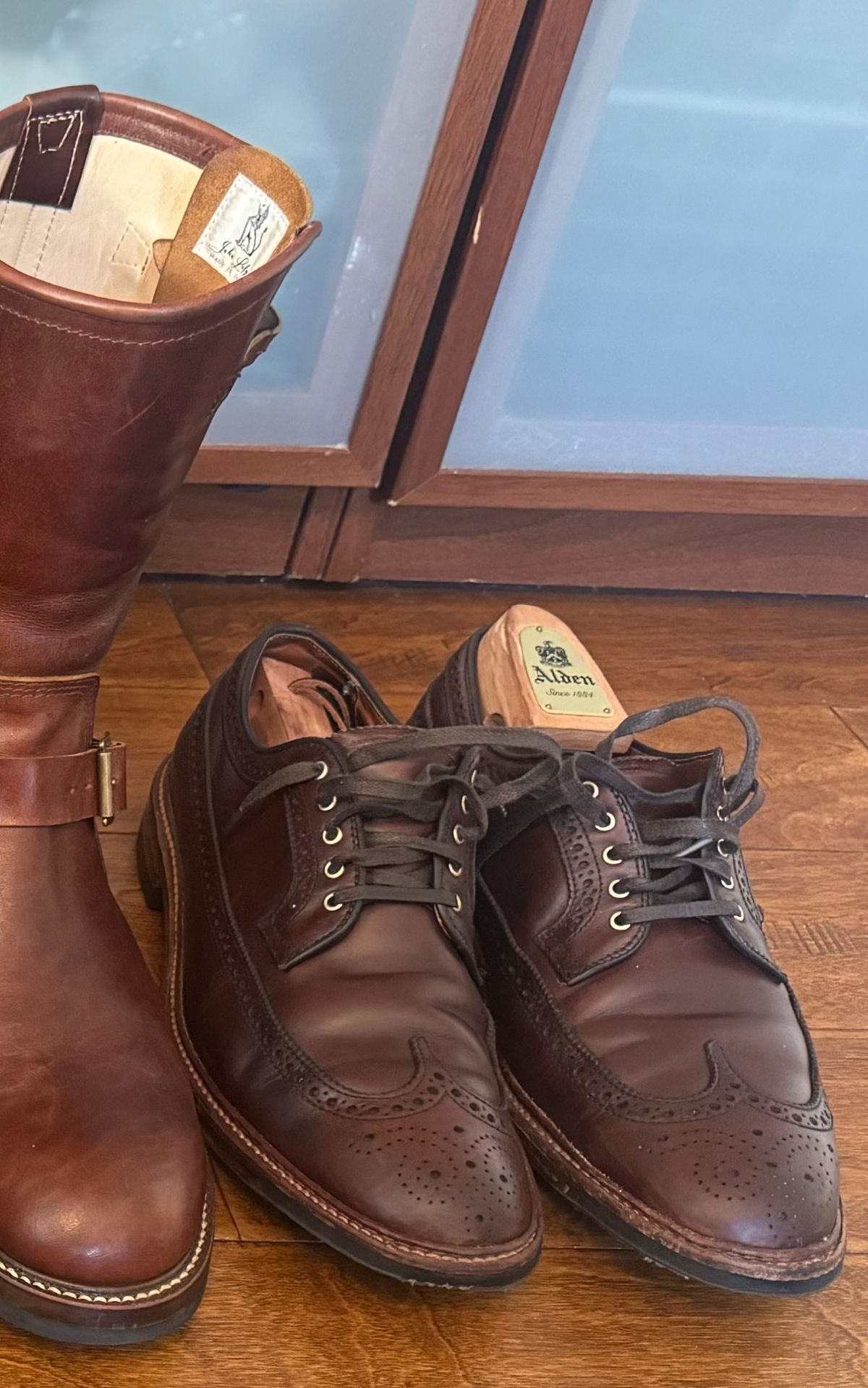 Photo by BamaBoyinTx on November 11, 2024 of the Alden Alden Epaulet Innsbruck Longwing in Horween Brown Chromexcel.