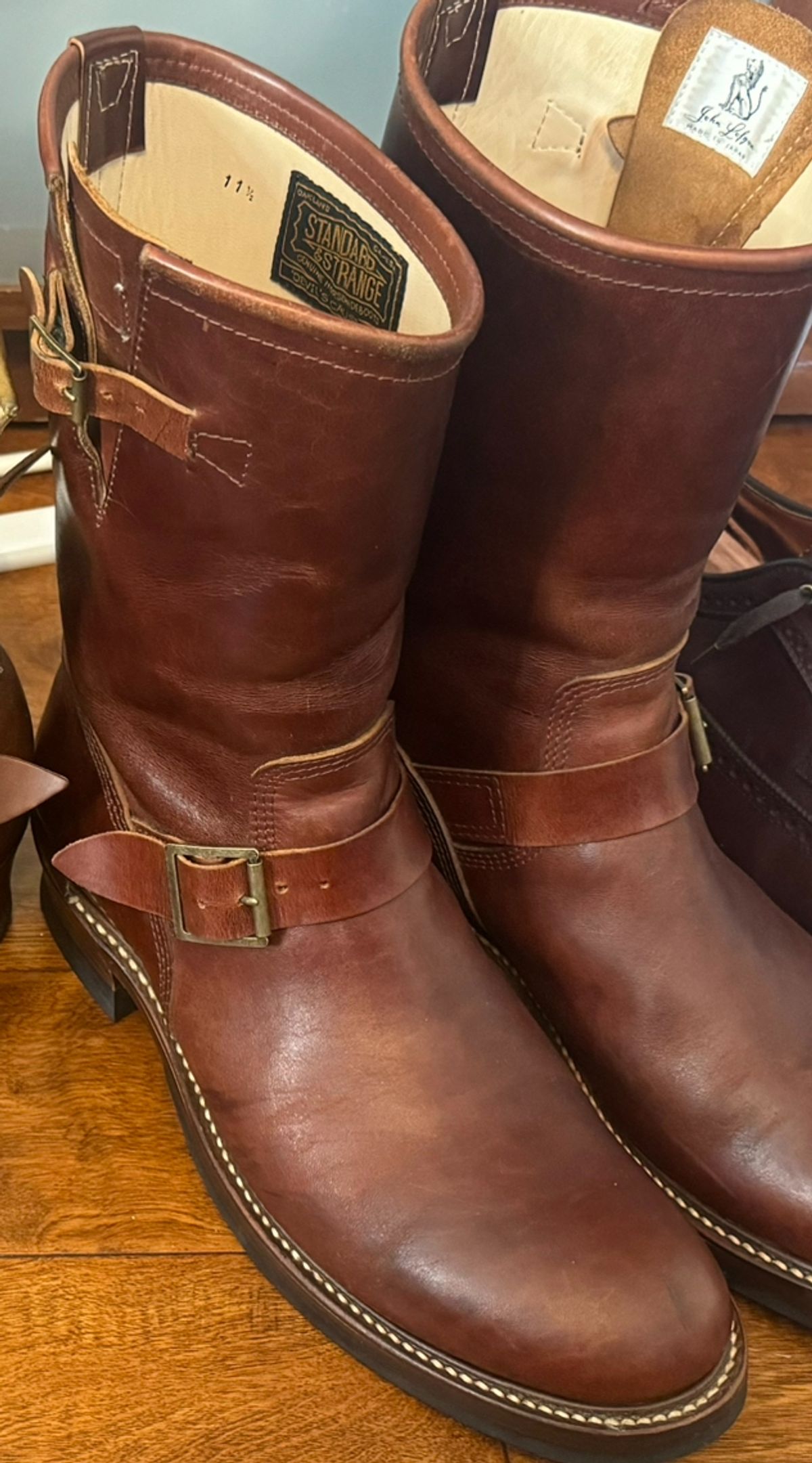 Photo by BamaBoyinTx on November 11, 2024 of the John Lofgren S&S X John Lofgren DEVIL'S CAUSEWAY HORSEHIDE ENGINEER BOOT in Shinki Dark Cherry Oiled Horsebutt.