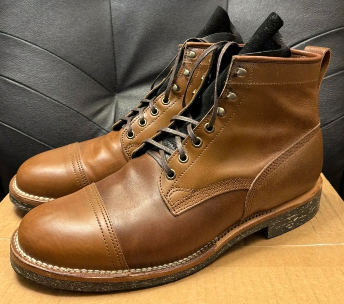 Photo by BamaBoyinTx on February 16, 2025 of the Viberg Bobcat in Horween Brown Waxed Flesh Horsebutt & Horween Black Waxed Flesh.