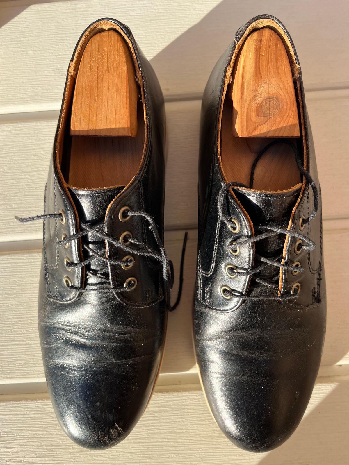 Photo by ewolarsky on January 2, 2025 of the Rancourt & Co. Dirigo Derby in Horween Black Chromexcel.
