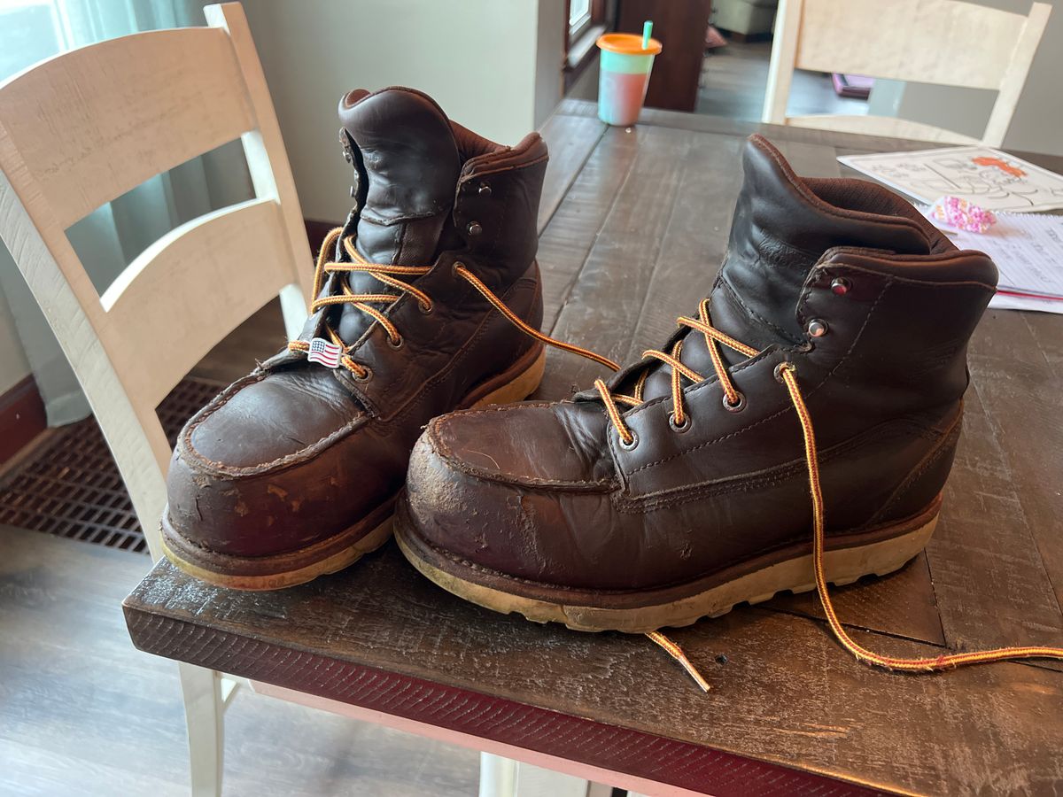 Photo by framerDrew on April 27, 2024 of the Red Wing in Unknown Material.