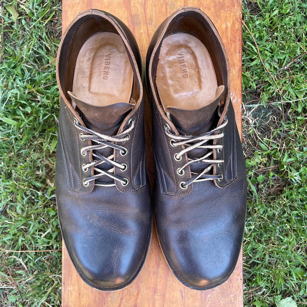 Photo by roycehamptontho on November 3, 2024 of the Viberg 145 Oxford in C.F. Stead Zulu Waxed Kudu.