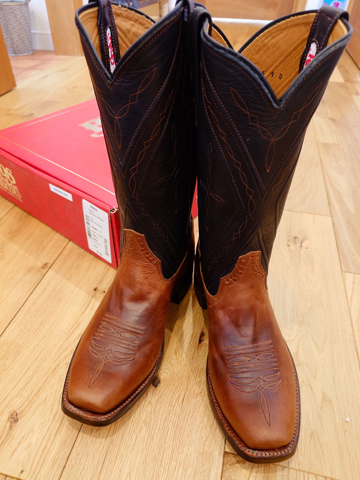 Photo by life.is.babe on February 17, 2025 of the Rios of Mercedes Cowboy Boots in Rios of Mercedes / Redwood Mirage & Rios of Mercedes / Black Remuda.