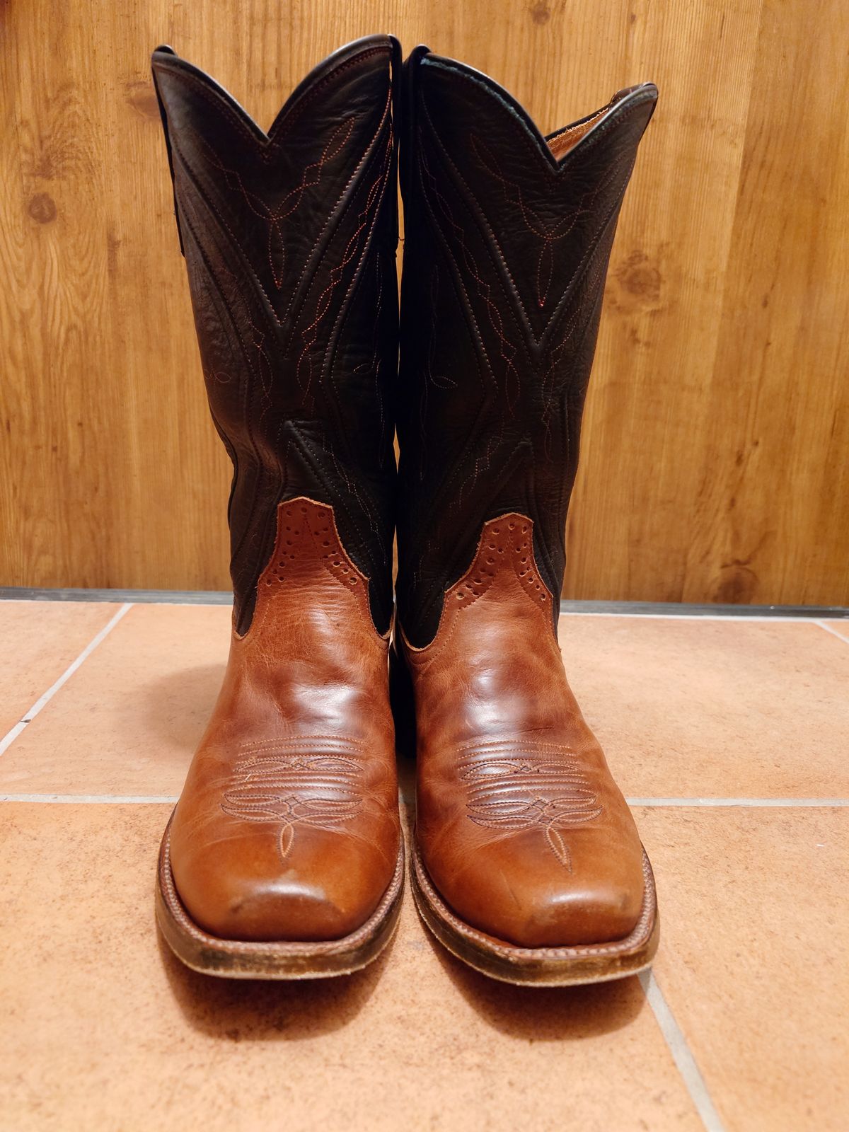 Photo by life.is.babe on February 26, 2025 of the Rios of Mercedes Cowboy Boots in Rios of Mercedes / Redwood Mirage & Rios of Mercedes / Black Remuda.