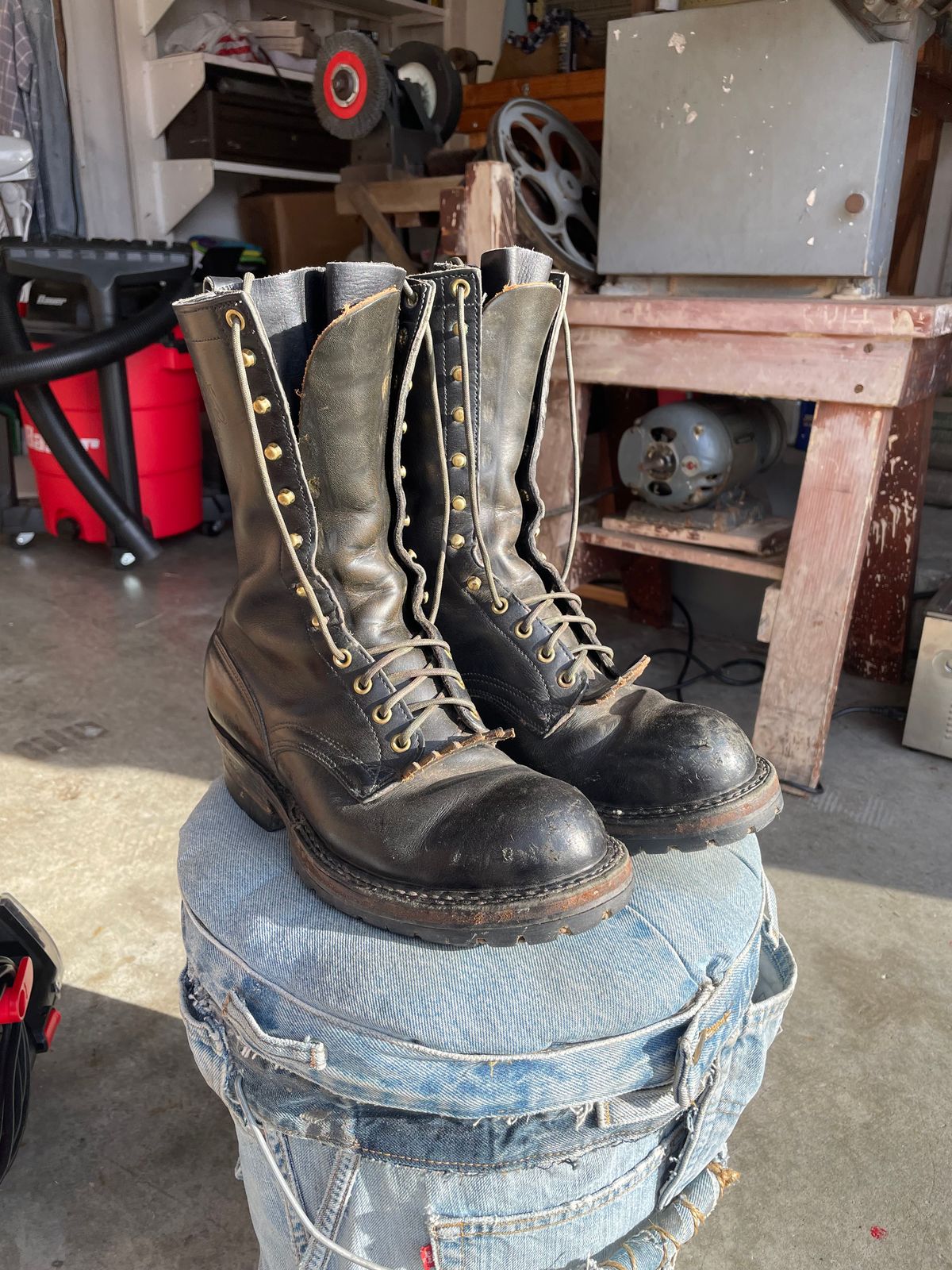 Photo by LeihMeAlone on December 22, 2025 of the White's Smokejumper in Seidel Black Oil Tan.