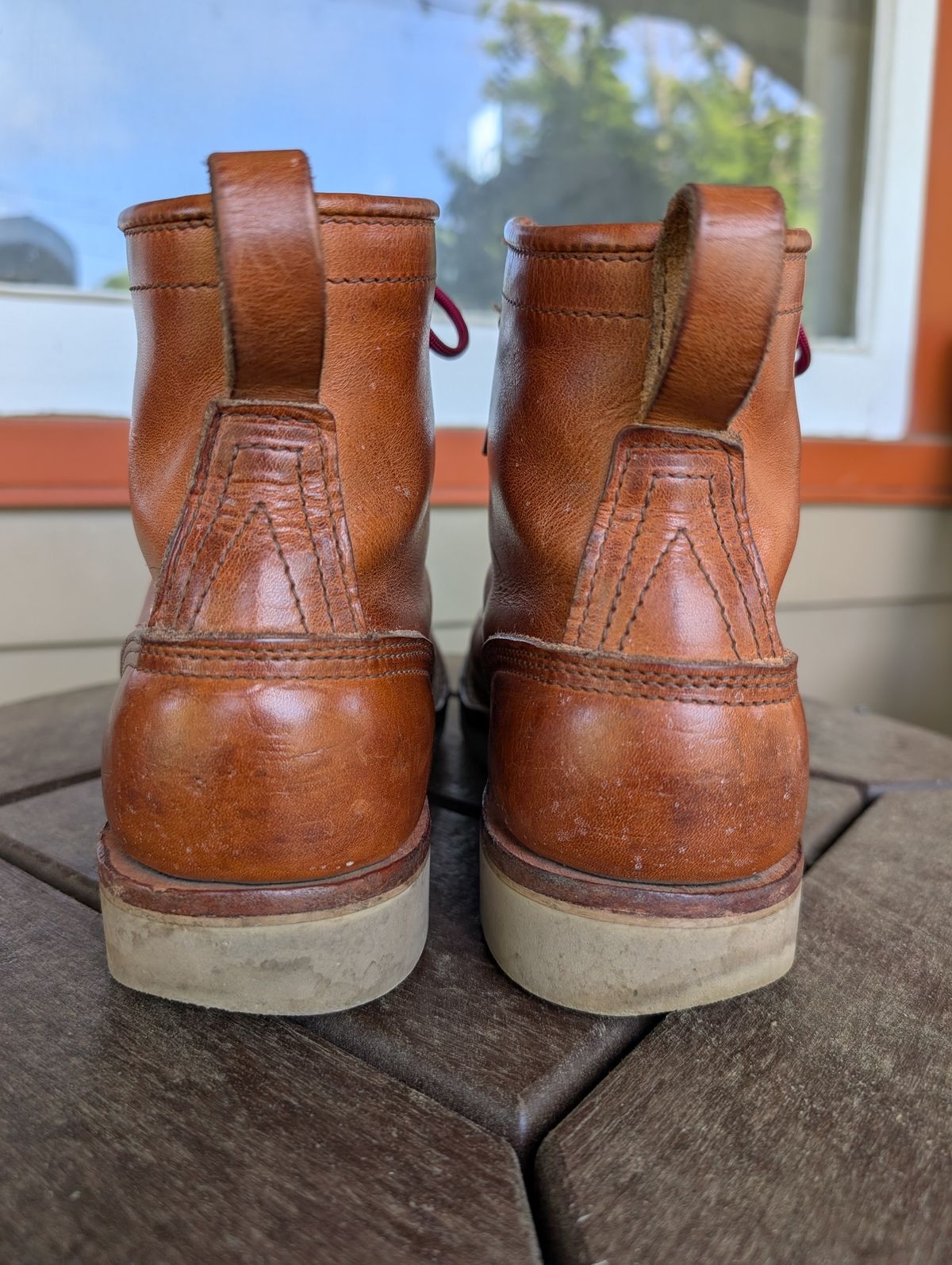 Photo by AnyMajorDude on May 4, 2025 of the Nicks Traveler in Horween Natural Dublin.
