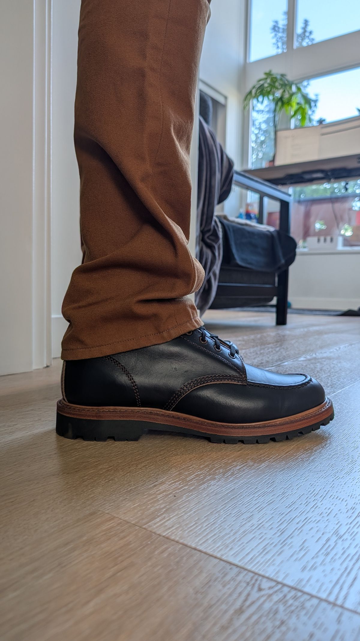 Photo by ikeaparty on September 22, 2025 of the John Lofgren Chapman in Horween Black Chromexcel.