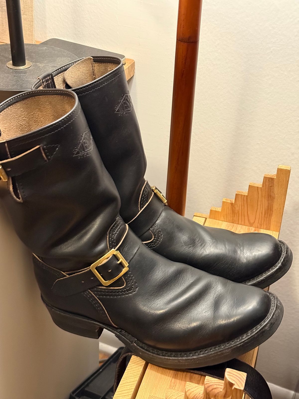 Photo by ludwigvan88 on January 10, 2025 of the Wesco Mister Lou in Horween Black Chromexcel Horsehide.