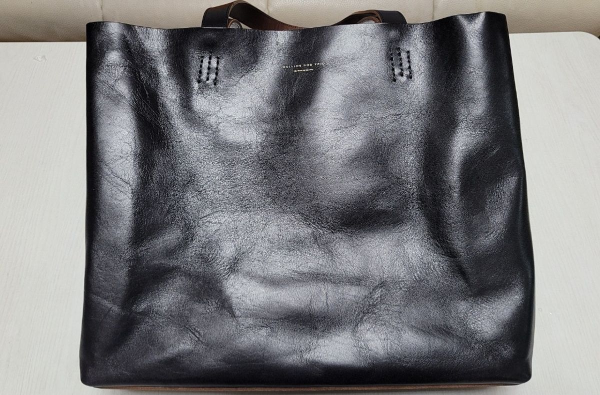 Photo by KINGBOM on September 5, 2025 of the Rolling Dub Trio Box tote bag in Black horsehide.
