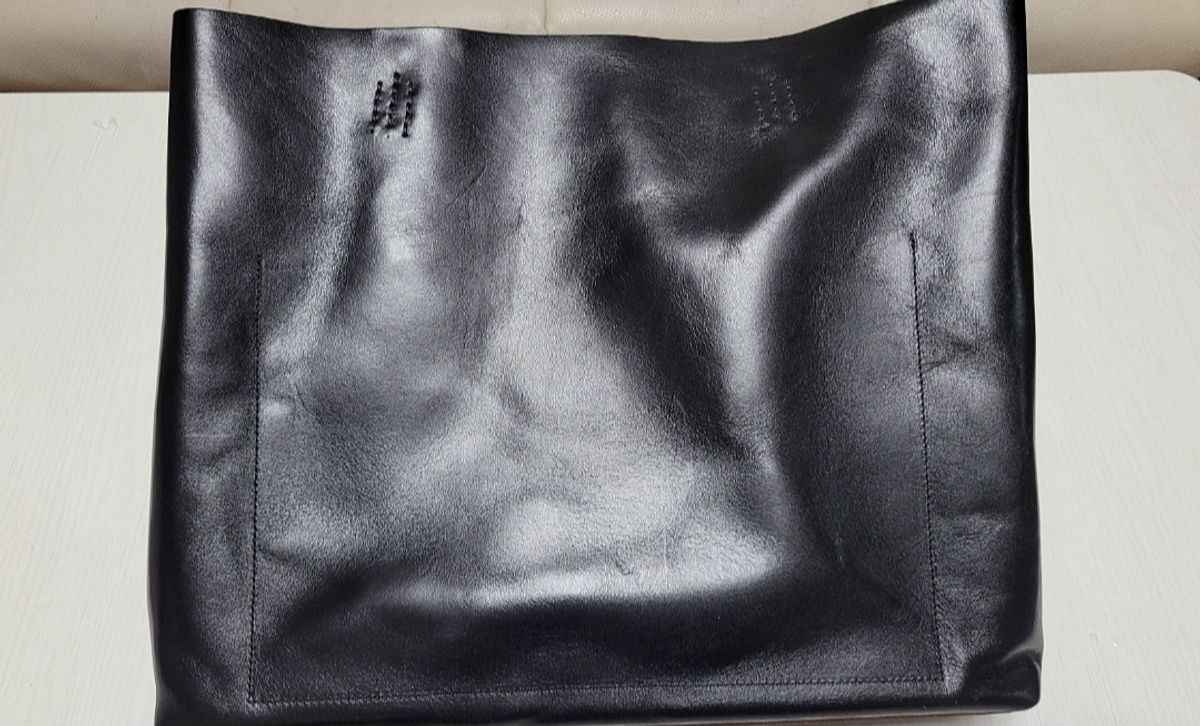 Photo by KINGBOM on September 5, 2025 of the Rolling Dub Trio Box tote bag in Black horsehide.