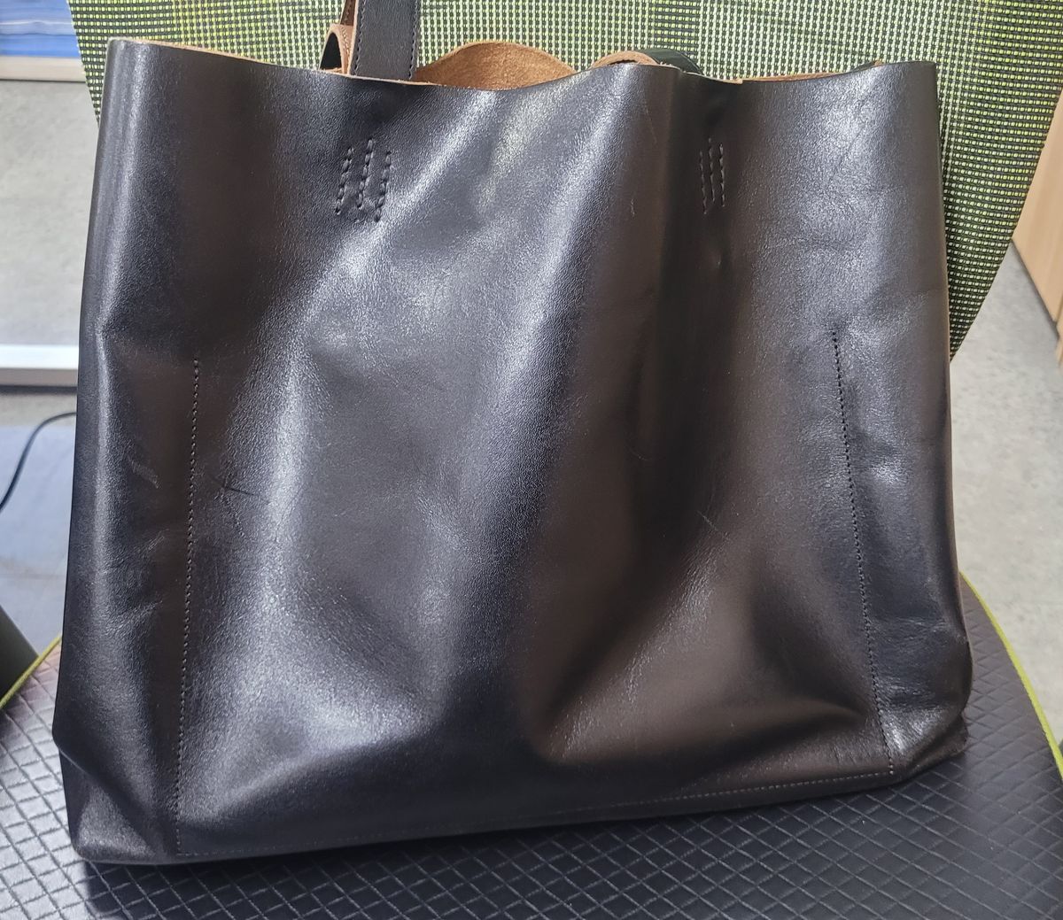 Photo by KINGBOM on April 8, 2026 of the Rolling Dub Trio Box tote bag in Black horsehide.