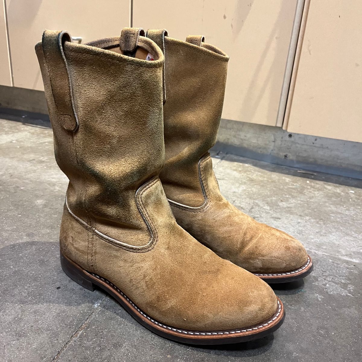 Photo by SpaceCowboy34 on December 4, 2025 of the Red Wing 8060 in S.B. Foot Hawthorne Muleskinner.