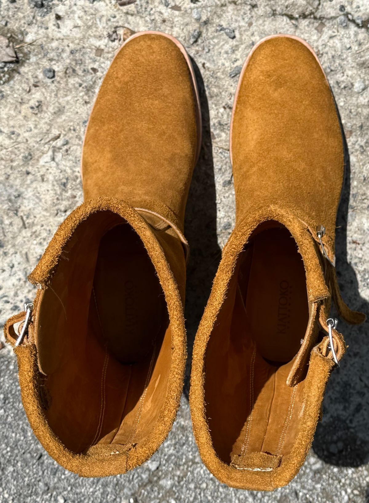 Photo by Bungholio91 on September 18, 2025 of the Kiattoko Handmade El Tippo engineers in Horween Wheat Chamois.