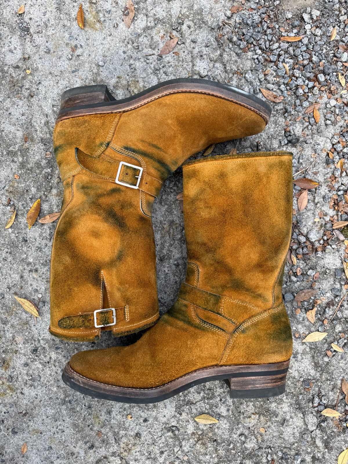 Photo by Bungholio91 on December 1, 2025 of the Kiattoko Handmade El Tippo engineers in Horween Wheat Chamois.