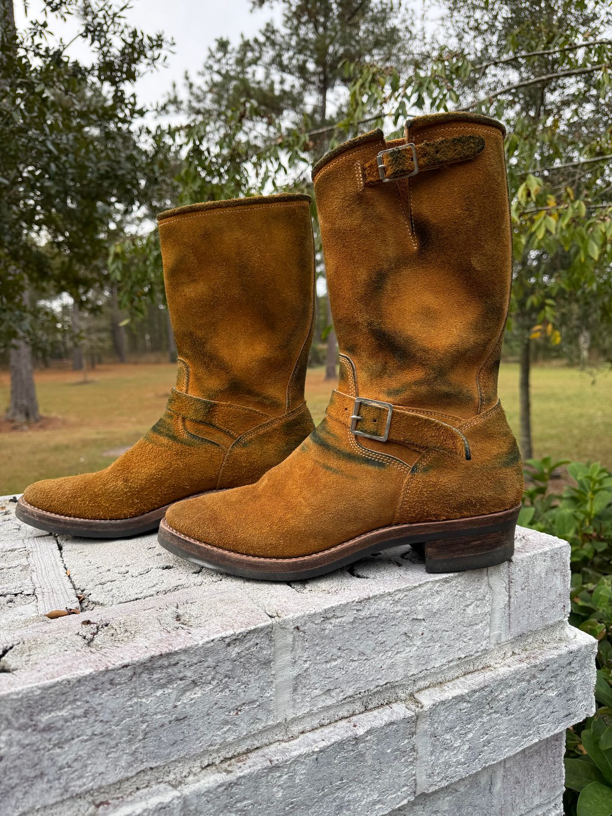 Photo by Bungholio91 on December 1, 2025 of the Kiattoko Handmade El Tippo engineers in Horween Wheat Chamois.