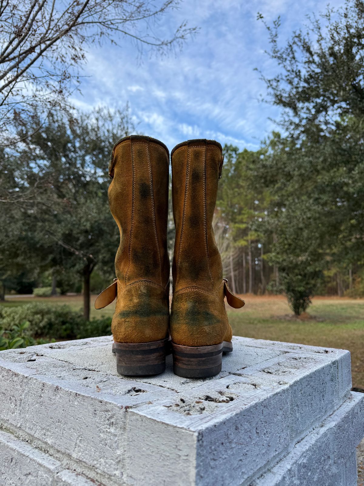 Photo by Bungholio91 on December 29, 2025 of the Kiattoko Handmade El Tippo engineers in Horween Wheat Chamois.