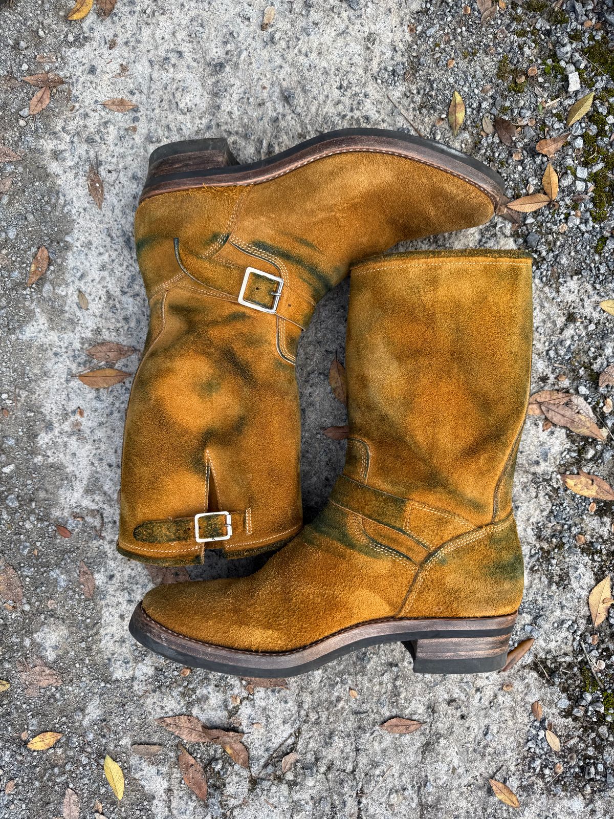 Photo by Bungholio91 on December 29, 2025 of the Kiattoko Handmade El Tippo engineers in Horween Wheat Chamois.