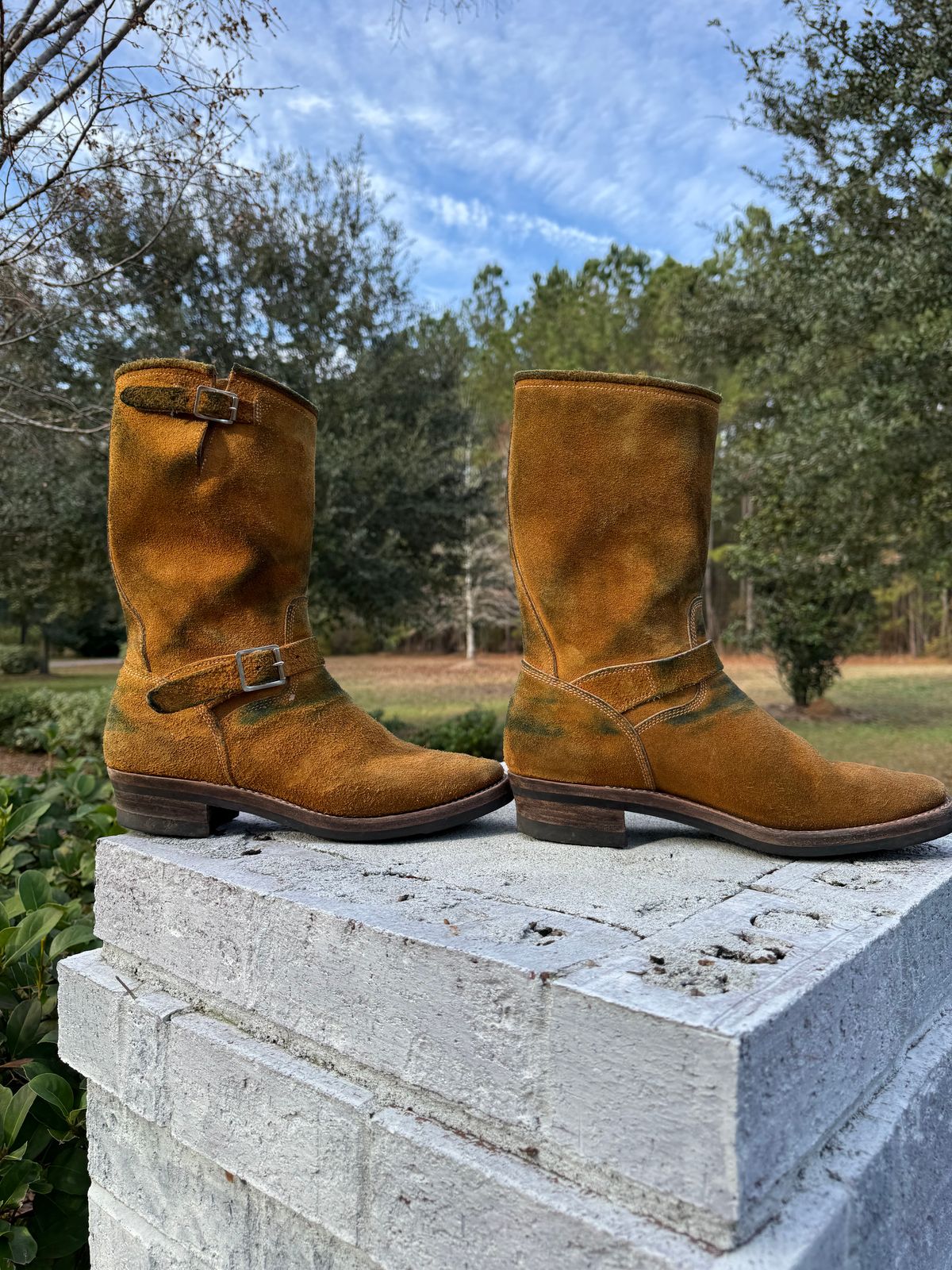 Photo by Bungholio91 on December 29, 2025 of the Kiattoko Handmade El Tippo engineers in Horween Wheat Chamois.