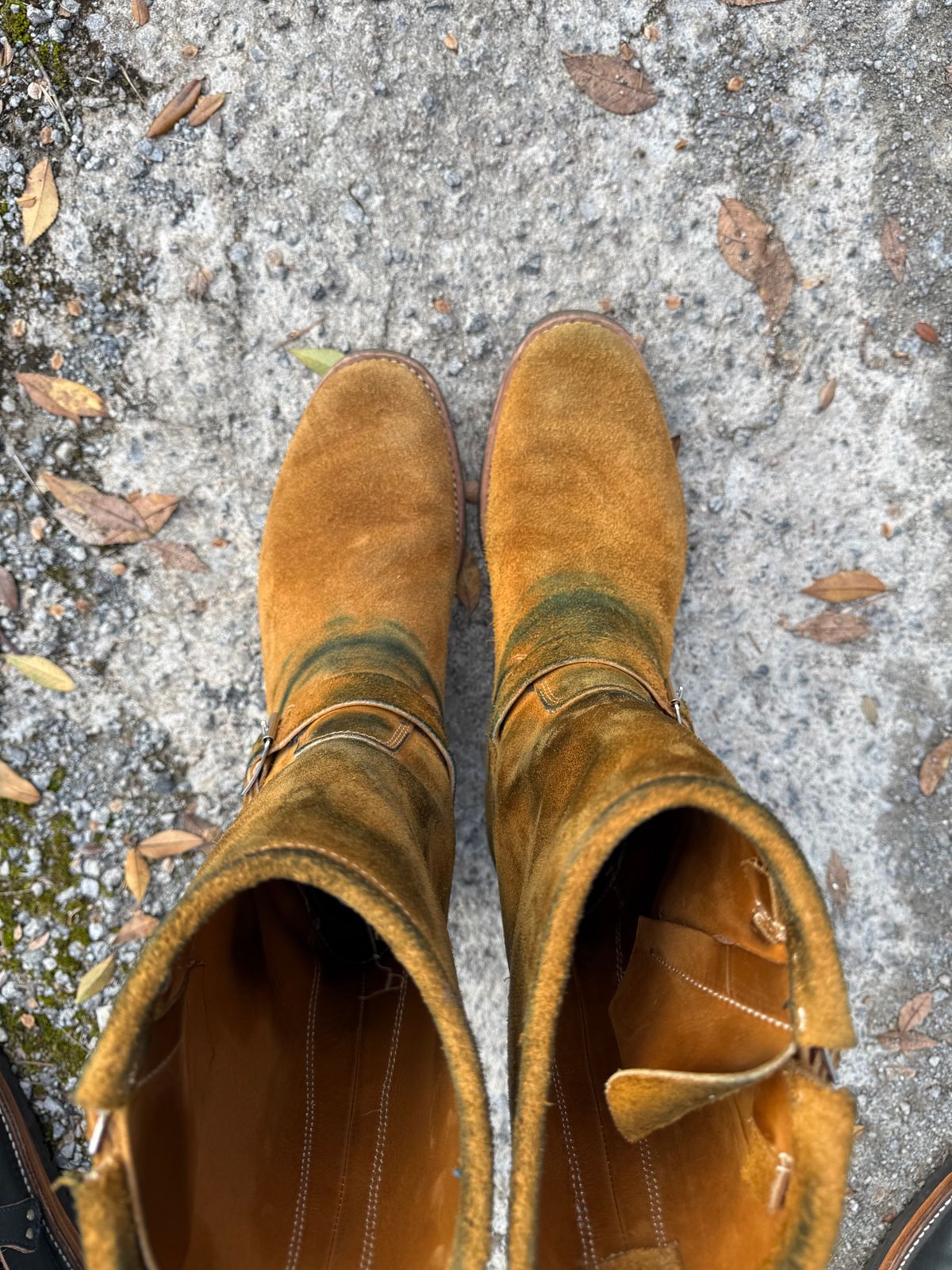 Photo by Bungholio91 on December 29, 2025 of the Kiattoko Handmade El Tippo engineers in Horween Wheat Chamois.