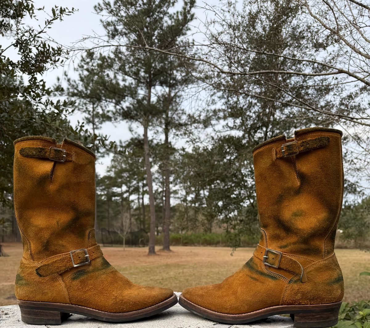 Photo by Bungholio91 on January 31, 2026 of the Kiattoko Handmade El Tippo engineers in Horween Wheat Chamois.