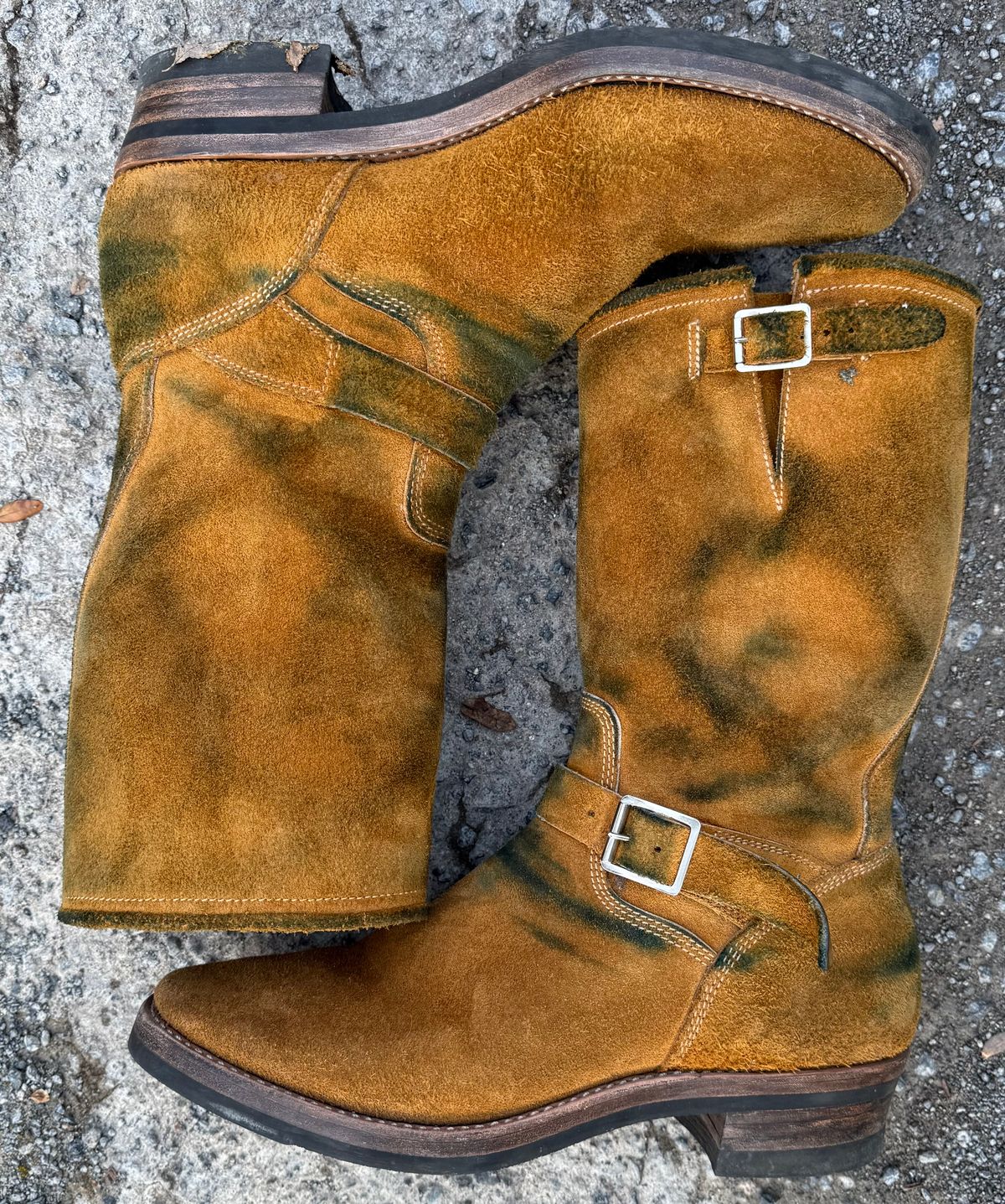 Photo by Bungholio91 on January 31, 2026 of the Kiattoko Handmade El Tippo engineers in Horween Wheat Chamois.