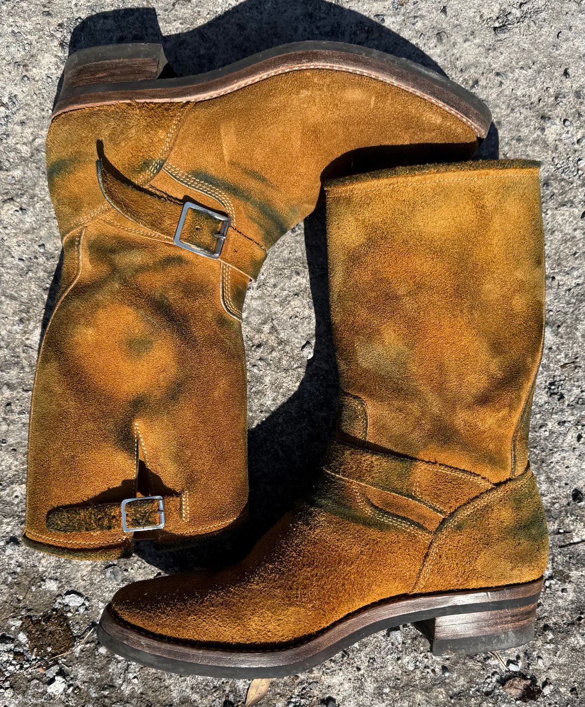 Photo by Bungholio91 on March 2, 2026 of the Kiattoko Handmade El Tippo engineers in Horween Wheat Chamois.