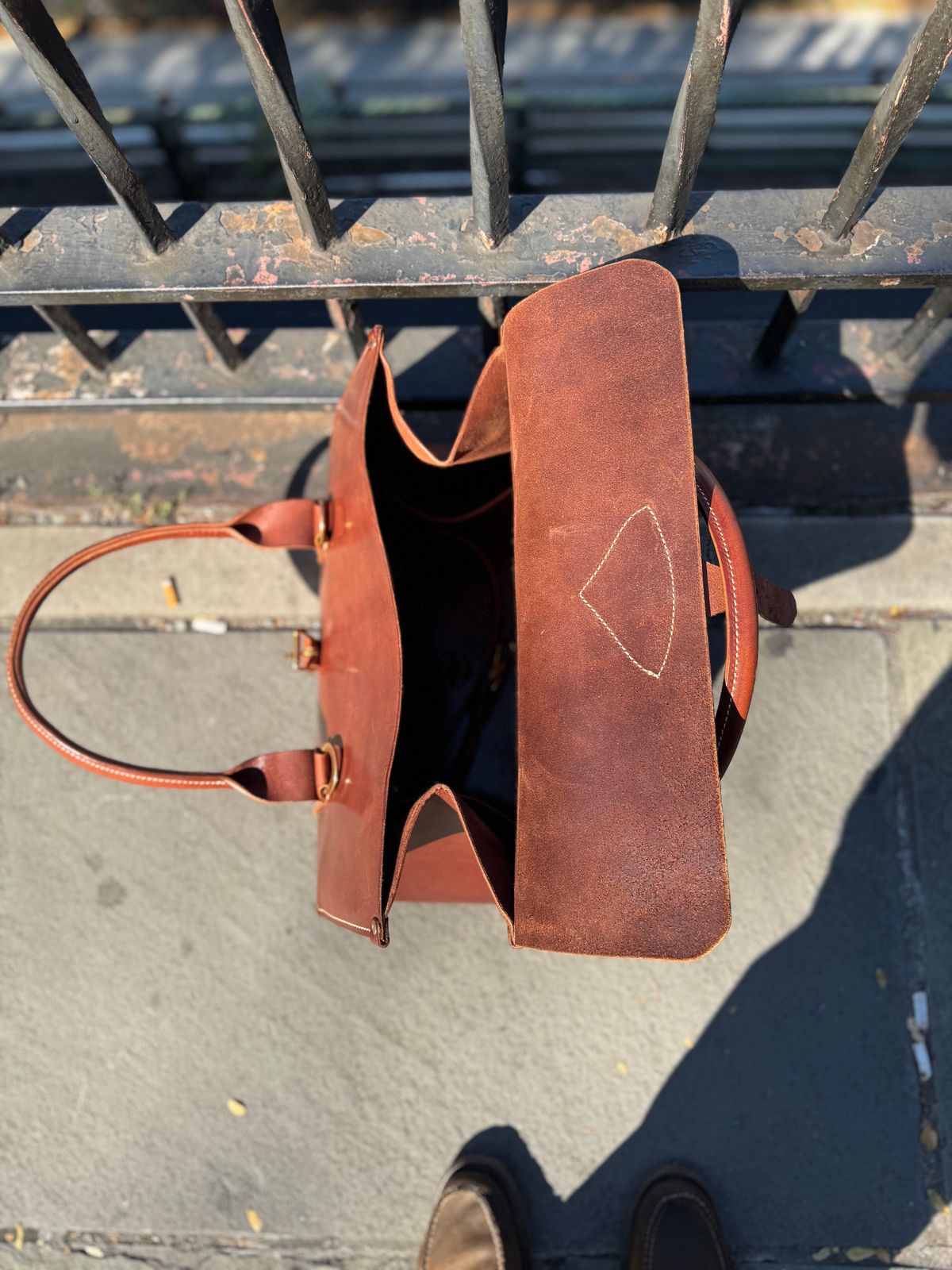 Photo by city_grouse_country_grouse on October 5, 2025 of the Kingfisher Leatherworks Physicians Weekender Bag in Vegetable Tan Equestrian Leather.