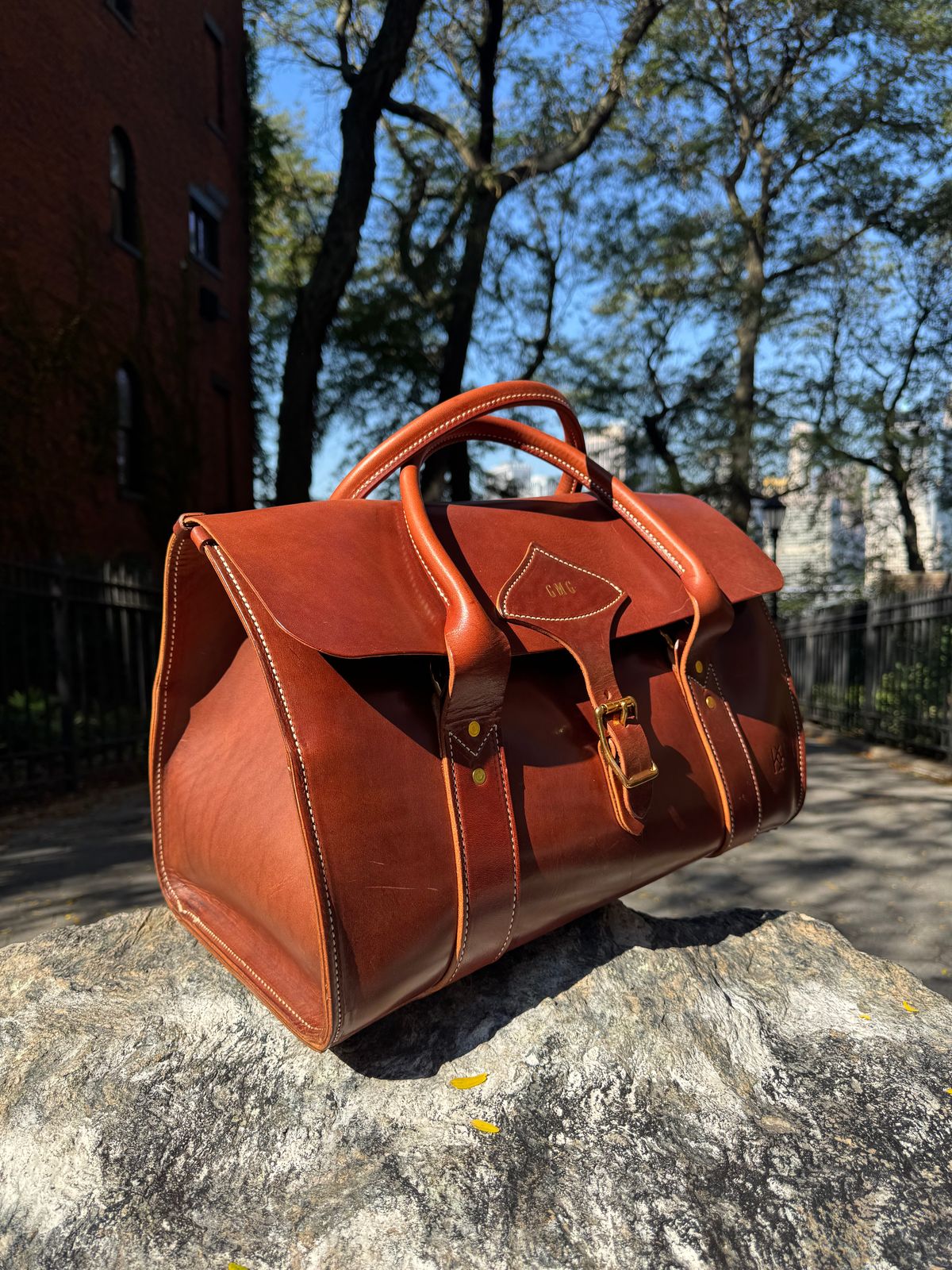 Photo by city_grouse_country_grouse on October 5, 2025 of the Kingfisher Leatherworks Physicians Weekender Bag in Vegetable Tan Equestrian Leather.