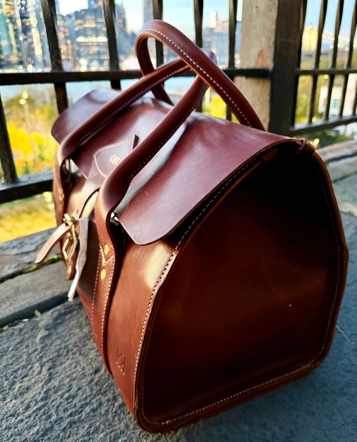 Photo by city_grouse_country_grouse on November 1, 2025 of the Kingfisher Leatherworks Physicians Weekender Bag in Vegetable Tan Equestrian Leather.