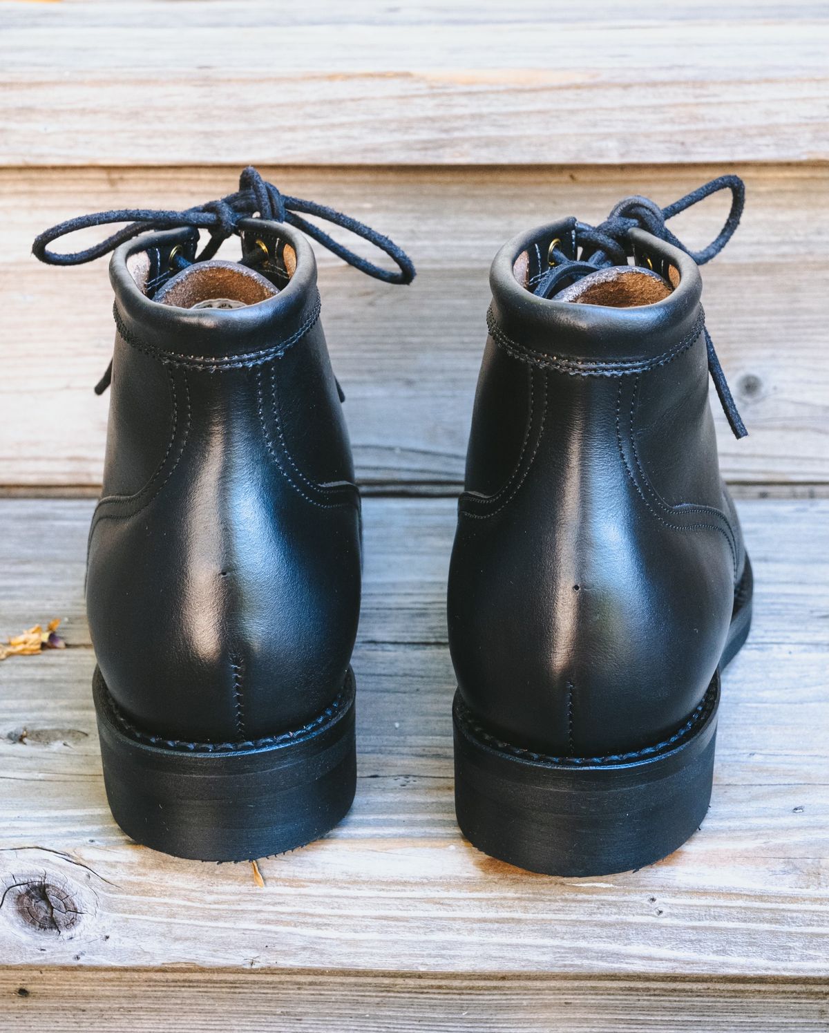 Photo by subvers.drip on October 5, 2024 of the Rolling Dub Trio Coupen 7 in Horween Black Vegetable Tanned Teacore Dressner.
