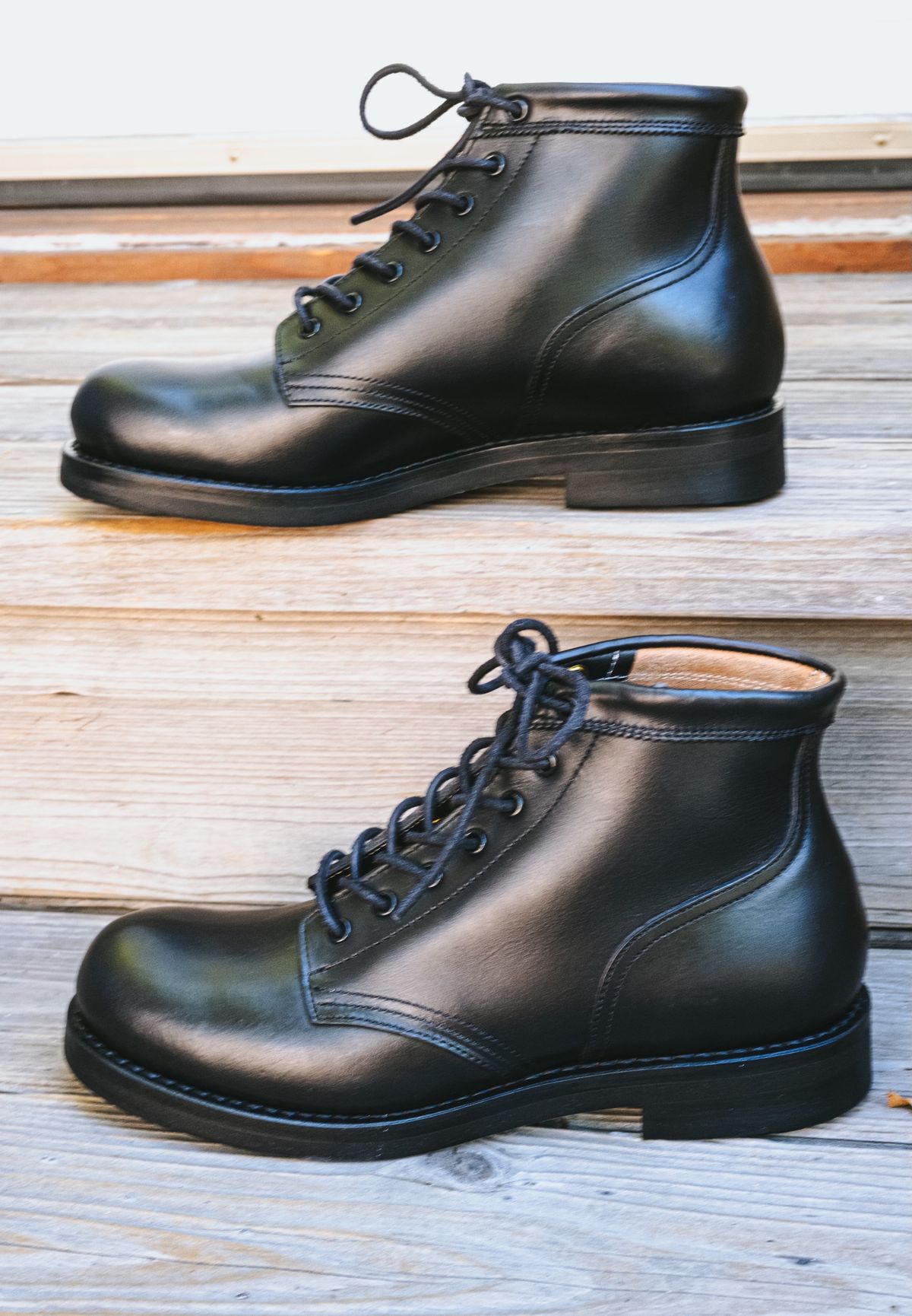 Photo by subvers.drip on October 5, 2024 of the Rolling Dub Trio Coupen 7 in Horween Black Vegetable Tanned Teacore Dressner.