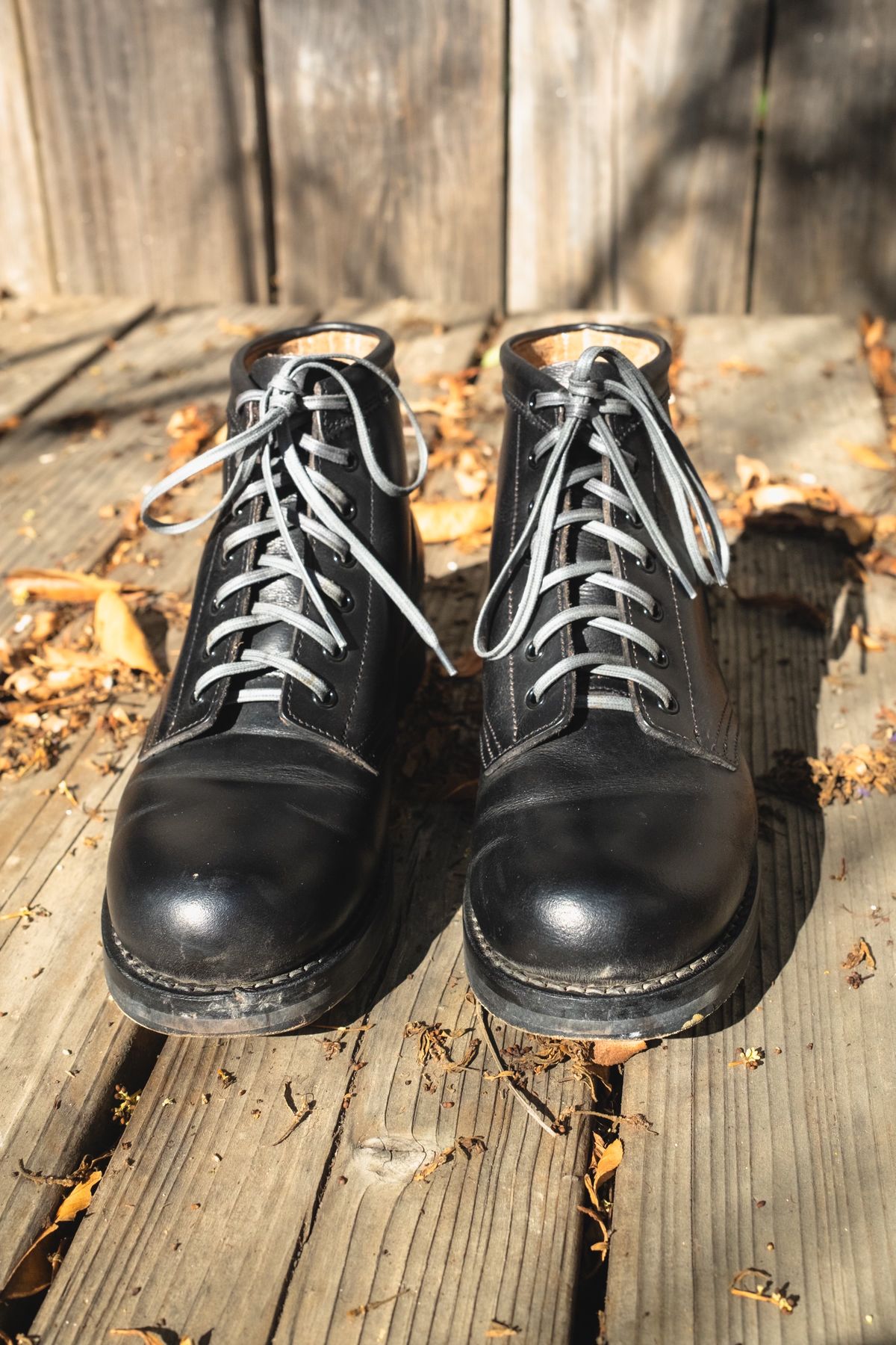 Photo by subvers.drip on November 4, 2024 of the Rolling Dub Trio Coupen 7 in Horween Black Vegetable Tanned Teacore Dressner.
