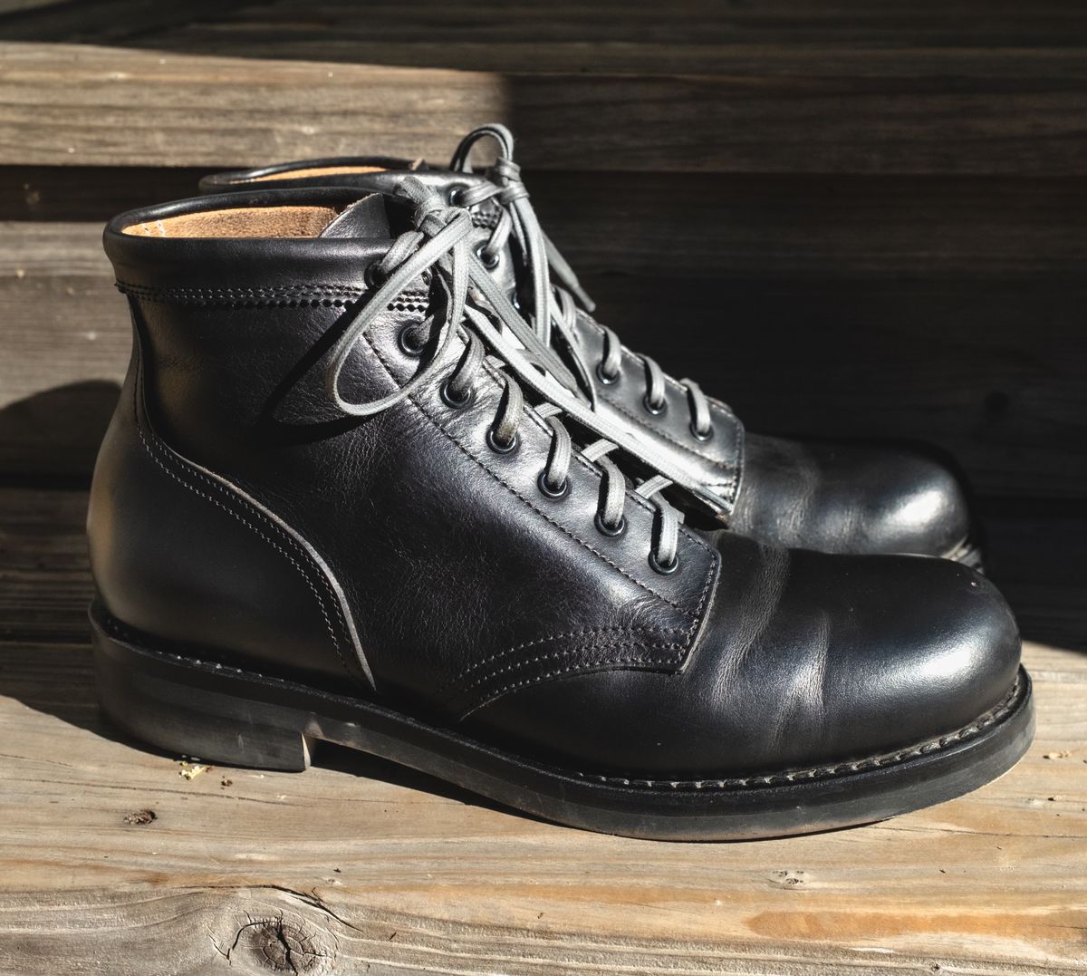 Photo by subvers.drip on November 4, 2024 of the Rolling Dub Trio Coupen 7 in Horween Black Vegetable Tanned Teacore Dressner.
