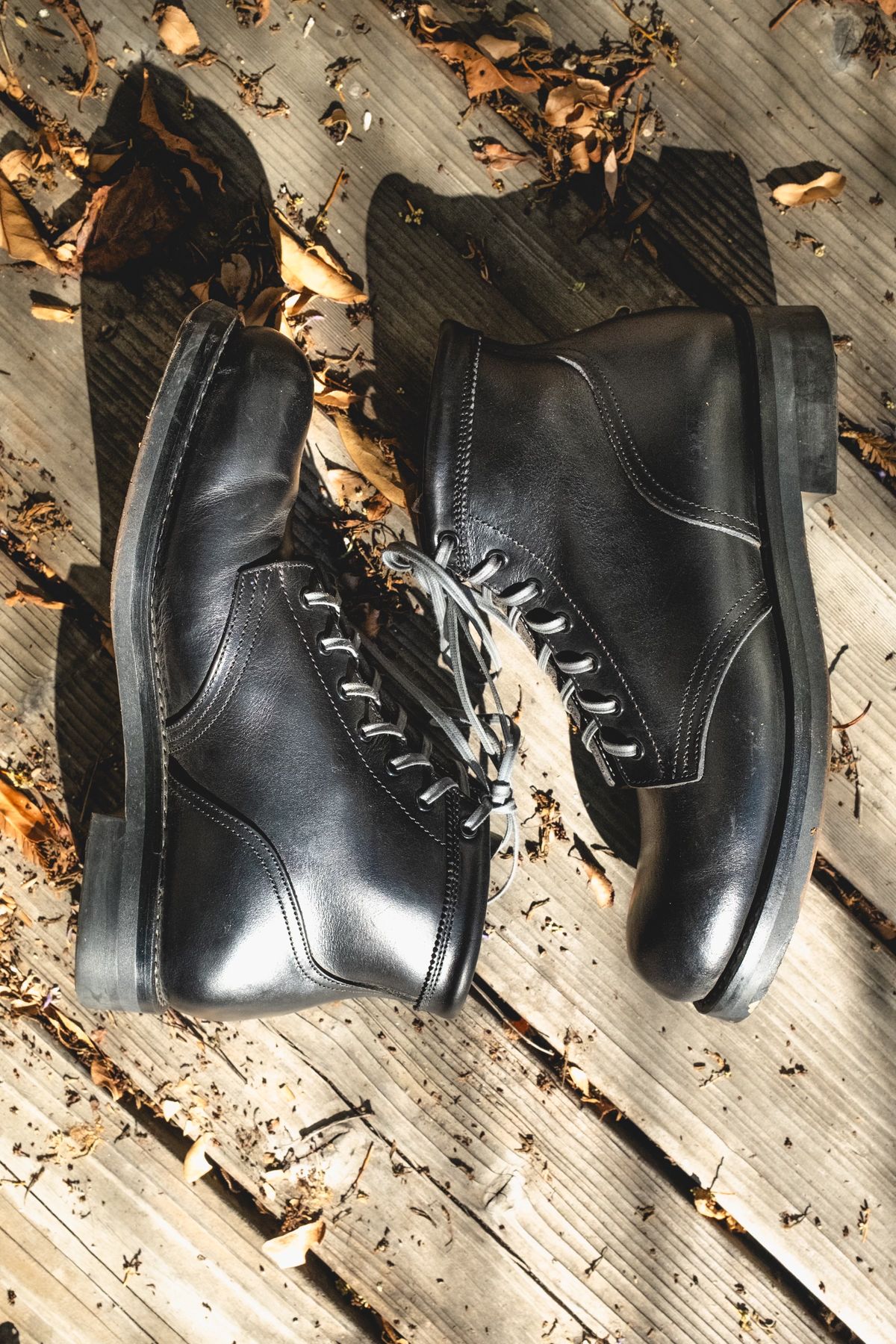 Photo by subvers.drip on November 4, 2024 of the Rolling Dub Trio Coupen 7 in Horween Black Vegetable Tanned Teacore Dressner.