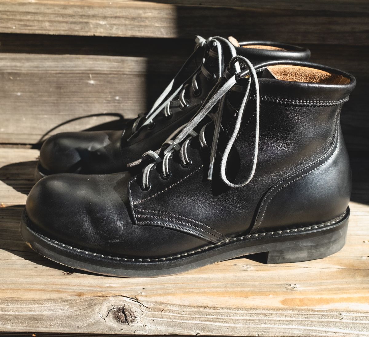 Photo by subvers.drip on November 4, 2024 of the Rolling Dub Trio Coupen 7 in Horween Black Vegetable Tanned Teacore Dressner.