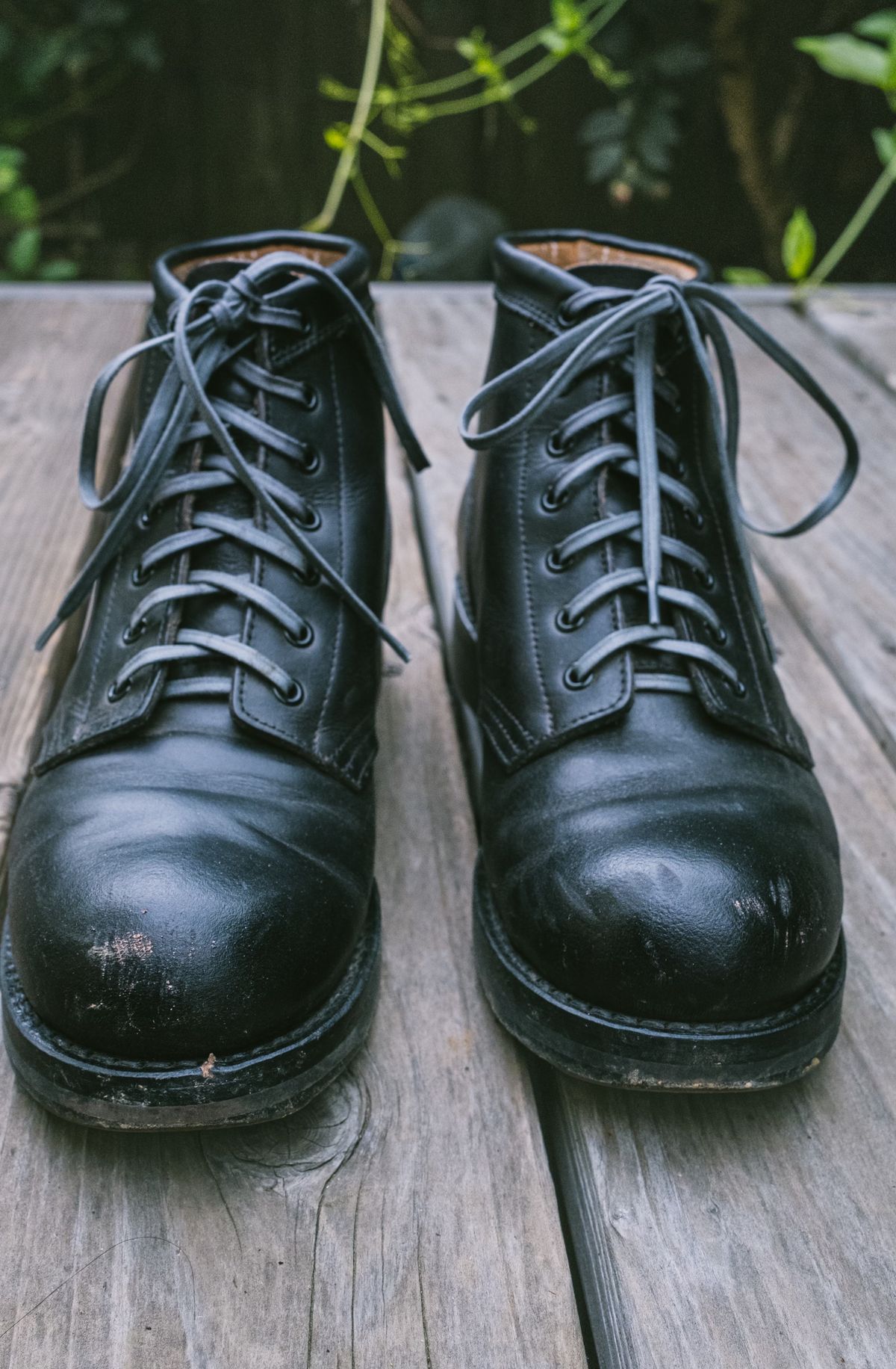 Photo by subvers.drip on December 5, 2024 of the Rolling Dub Trio Coupen 7 in Horween Black Vegetable Tanned Teacore Dressner.