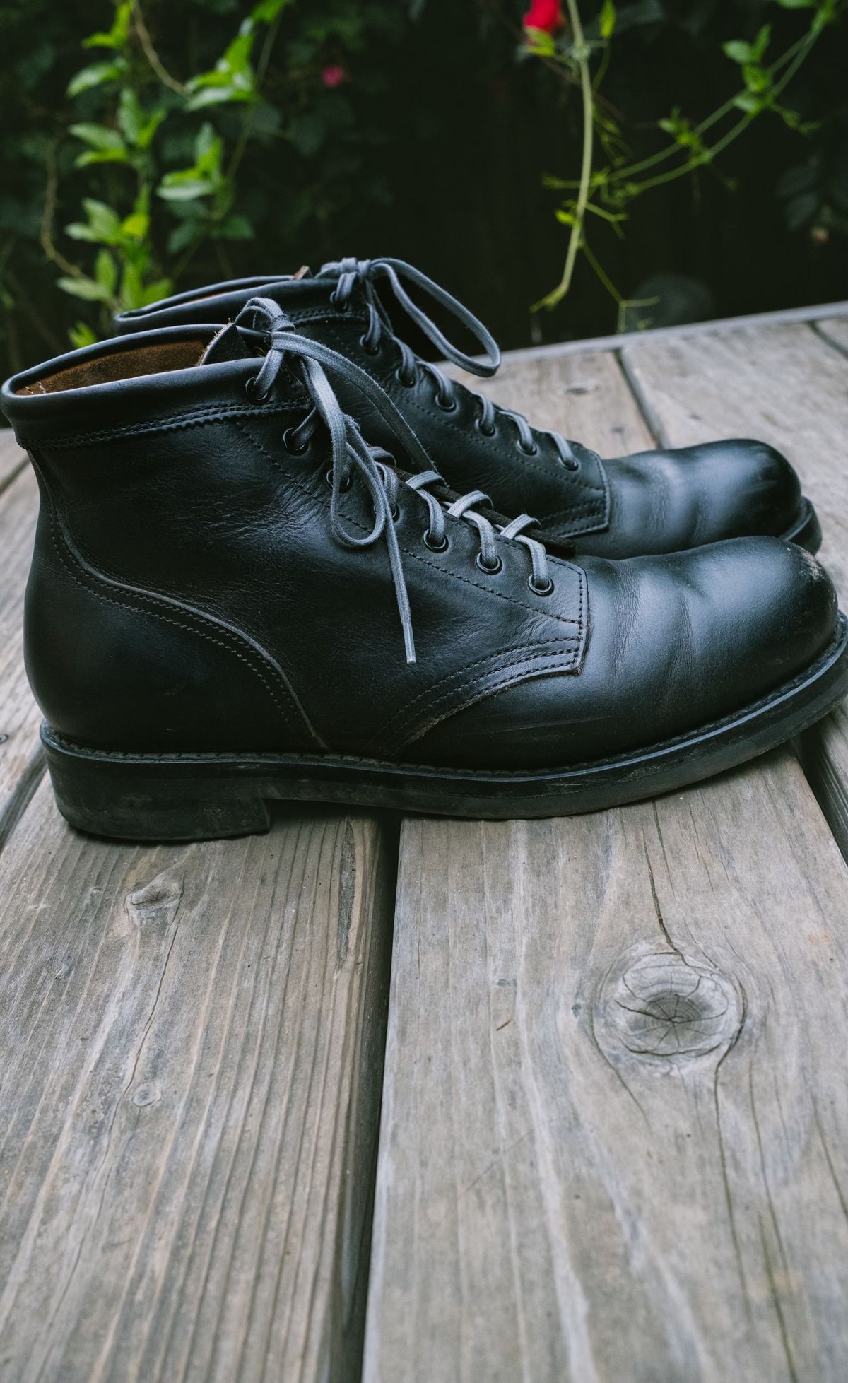 Photo by subvers.drip on December 5, 2024 of the Rolling Dub Trio Coupen 7 in Horween Black Vegetable Tanned Teacore Dressner.