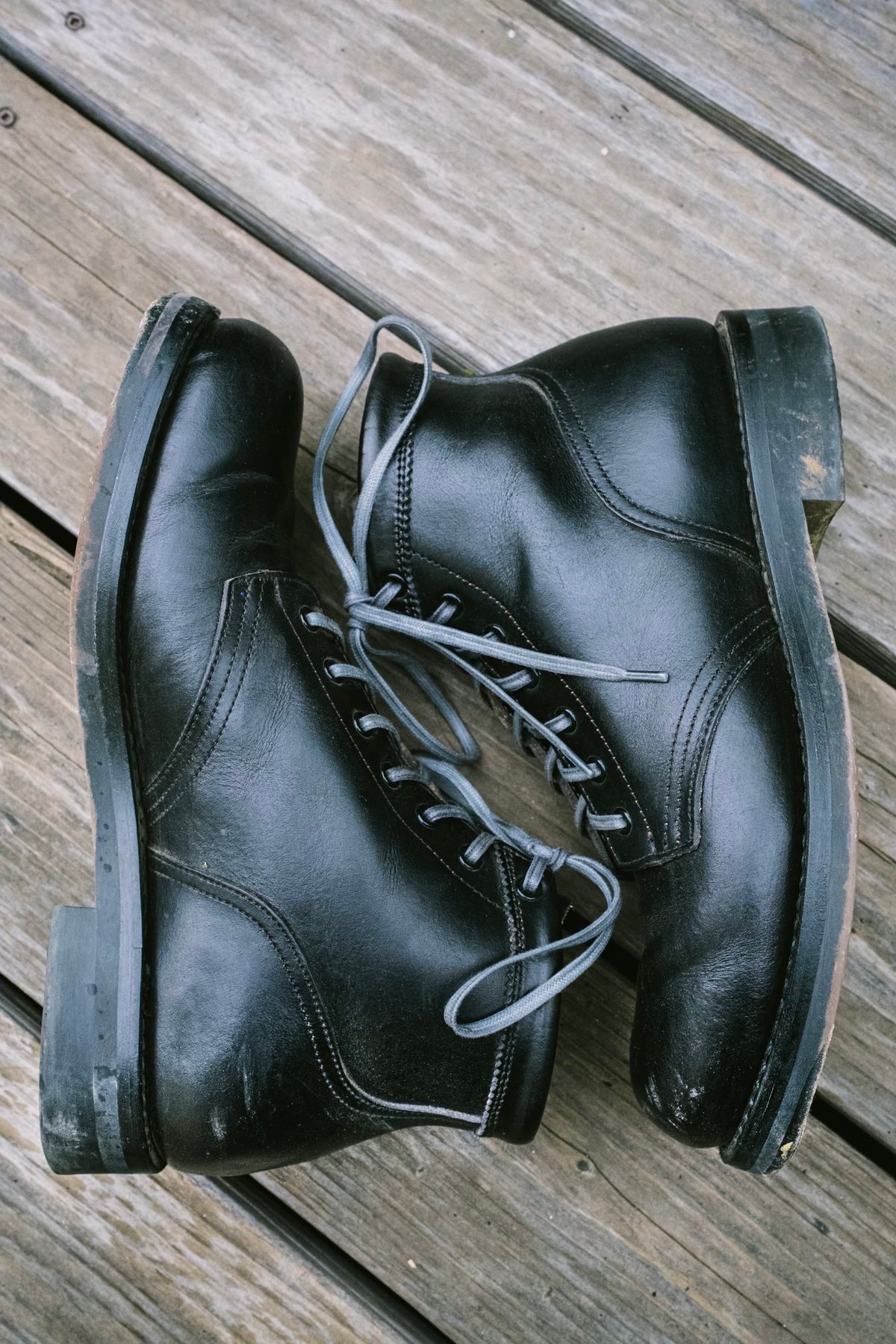 Photo by subvers.drip on December 5, 2024 of the Rolling Dub Trio Coupen 7 in Horween Black Vegetable Tanned Teacore Dressner.