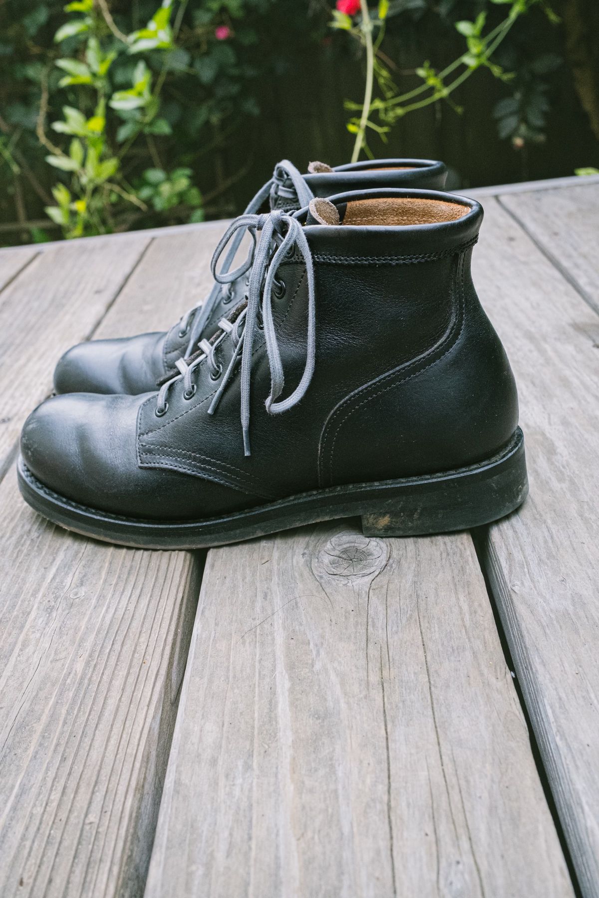 Photo by subvers.drip on December 5, 2024 of the Rolling Dub Trio Coupen 7 in Horween Black Vegetable Tanned Teacore Dressner.