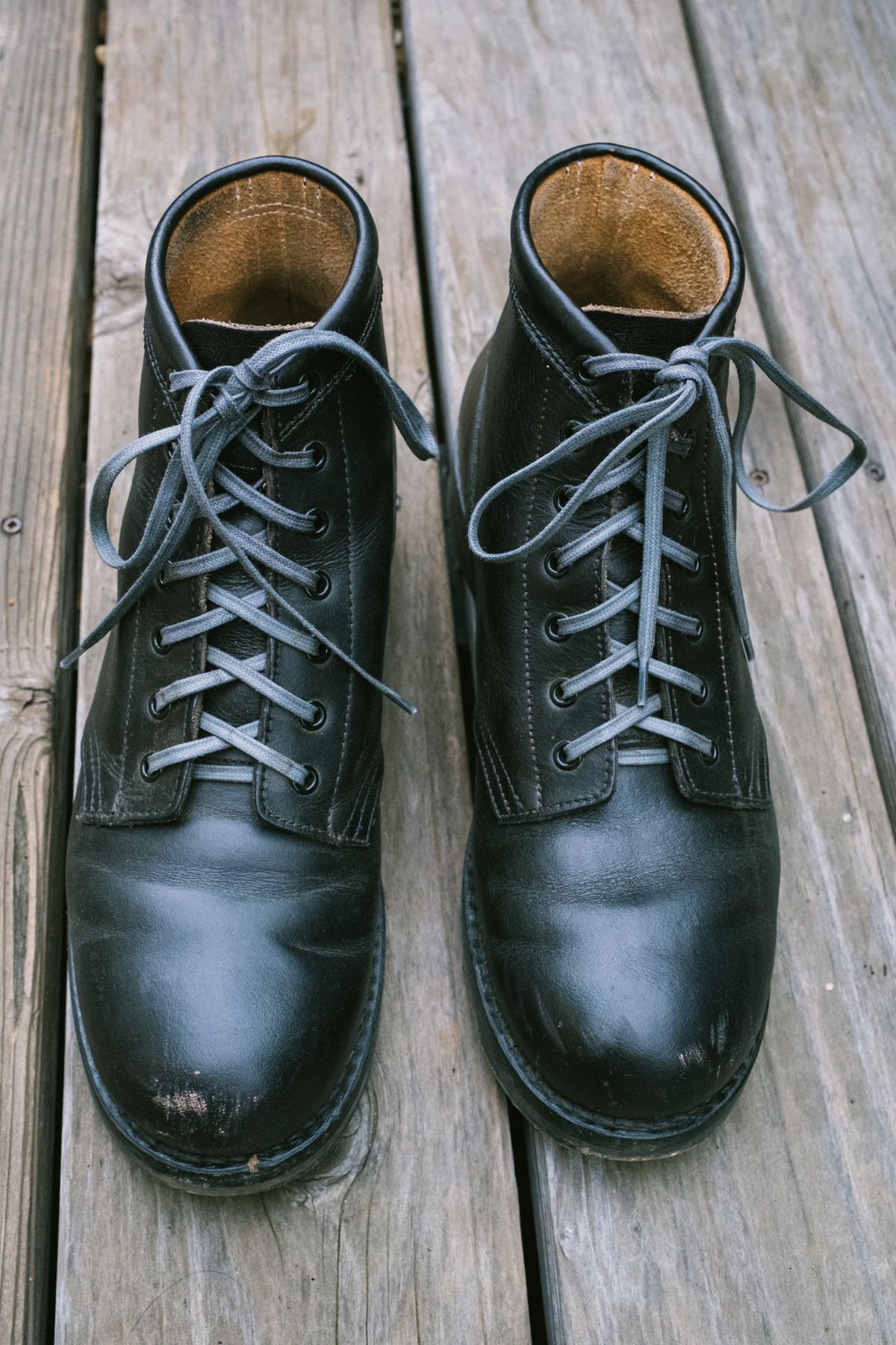 Photo by subvers.drip on December 5, 2024 of the Rolling Dub Trio Coupen 7 in Horween Black Vegetable Tanned Teacore Dressner.