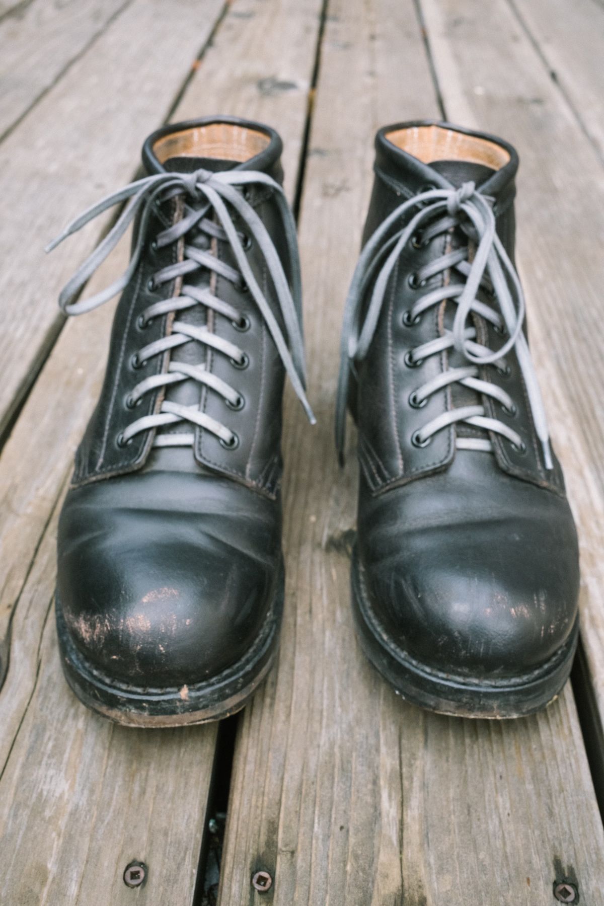 Photo by subvers.drip on January 4, 2025 of the Rolling Dub Trio Coupen 7 in Horween Black Vegetable Tanned Teacore Dressner.