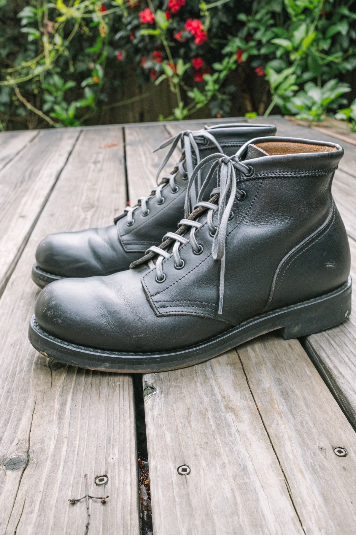 Photo by subvers.drip on January 4, 2025 of the Rolling Dub Trio Coupen 7 in Horween Black Vegetable Tanned Teacore Dressner.