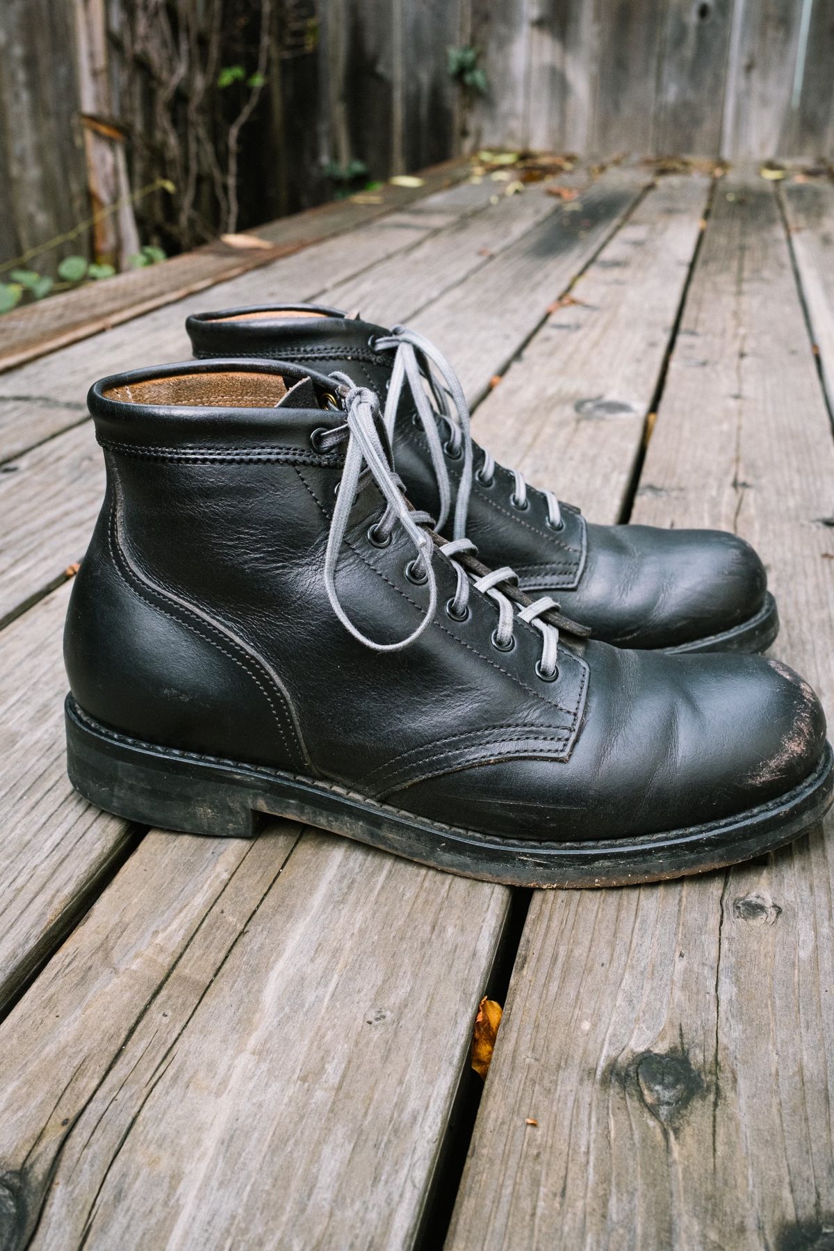 Photo by subvers.drip on January 4, 2025 of the Rolling Dub Trio Coupen 7 in Horween Black Vegetable Tanned Teacore Dressner.