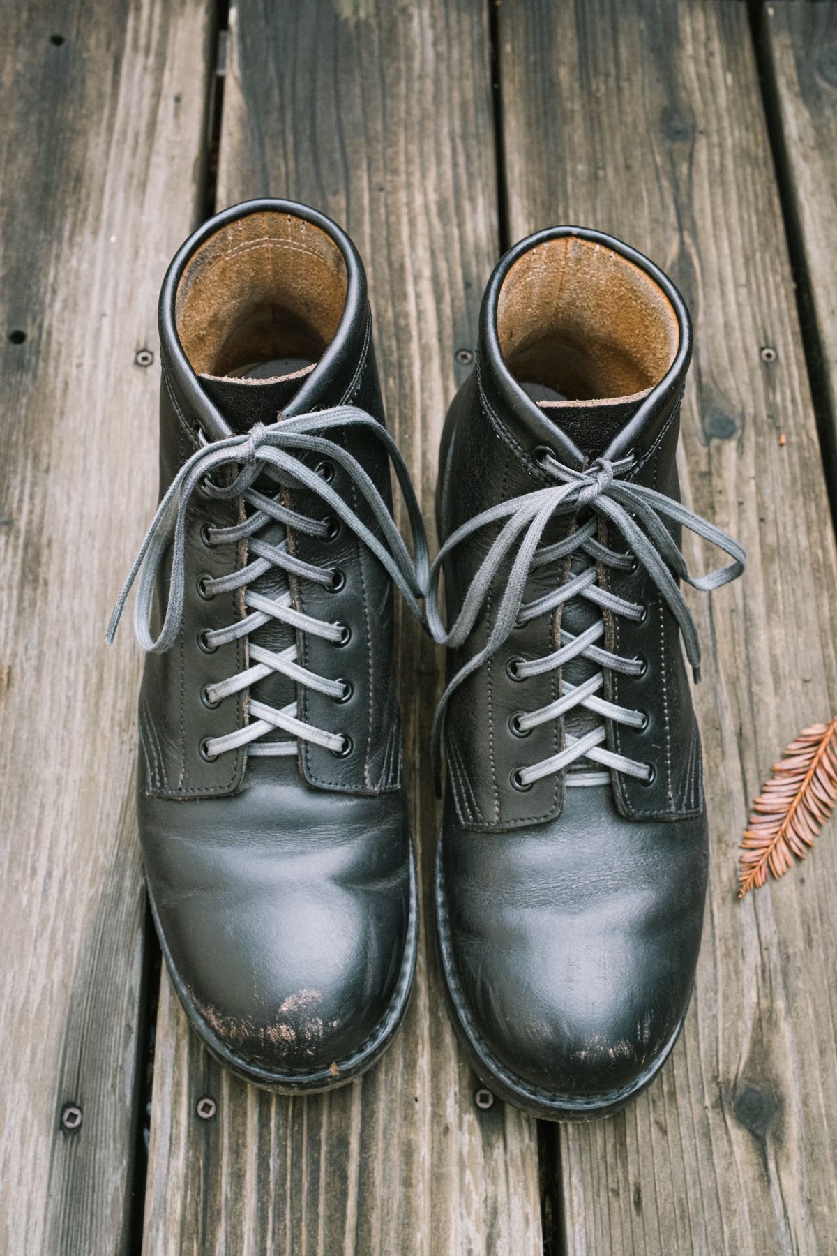 Photo by subvers.drip on January 4, 2025 of the Rolling Dub Trio Coupen 7 in Horween Black Vegetable Tanned Teacore Dressner.